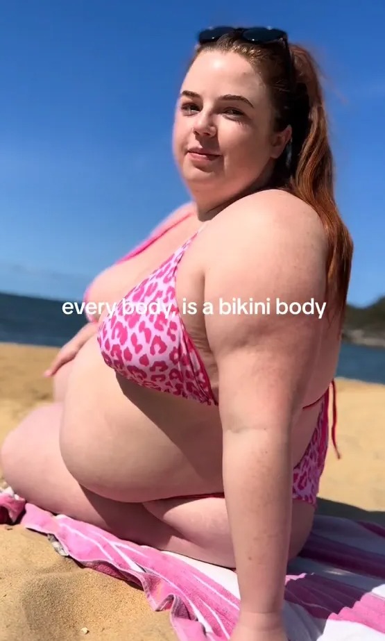 Sie strahlt Selbstvertrauen im Bikini aus