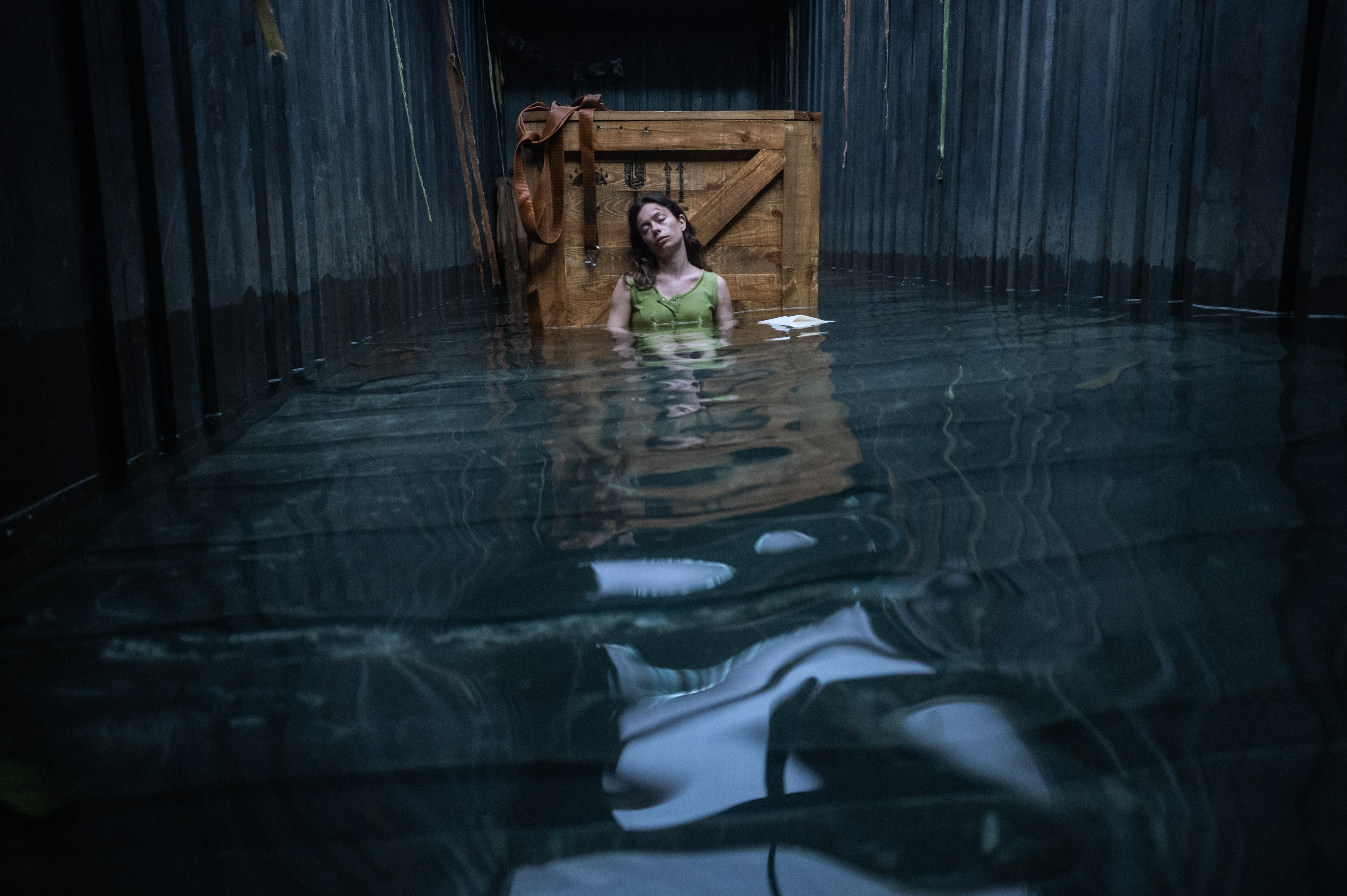 Die schwangere Frau strandet in einem sinkenden Frachtcontainer