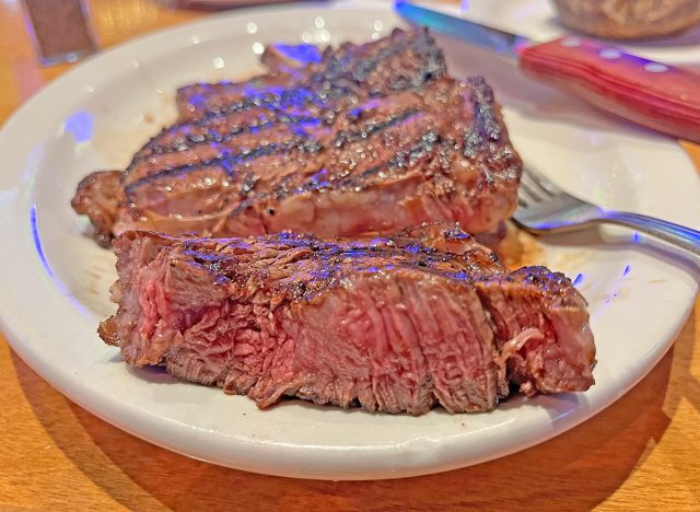 Ribeye-Steak mit Knochen im Texas Roadhouse