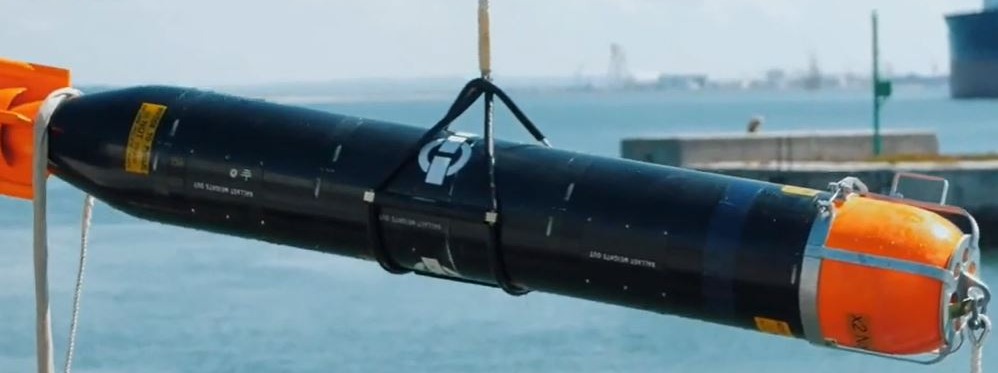 Der U-Boot-Abwehrtorpedo Sting Ray, der unter dem in Großbritannien hergestellten Quadcopter befestigt ist