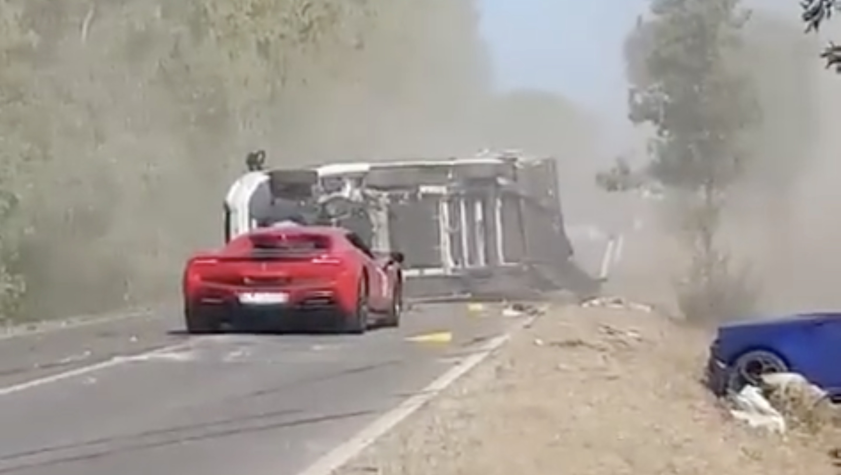 Der Ferrari geriet nach dem brutalen Zusammenstoß hinter dem umgestürzten Wohnmobil in Brand