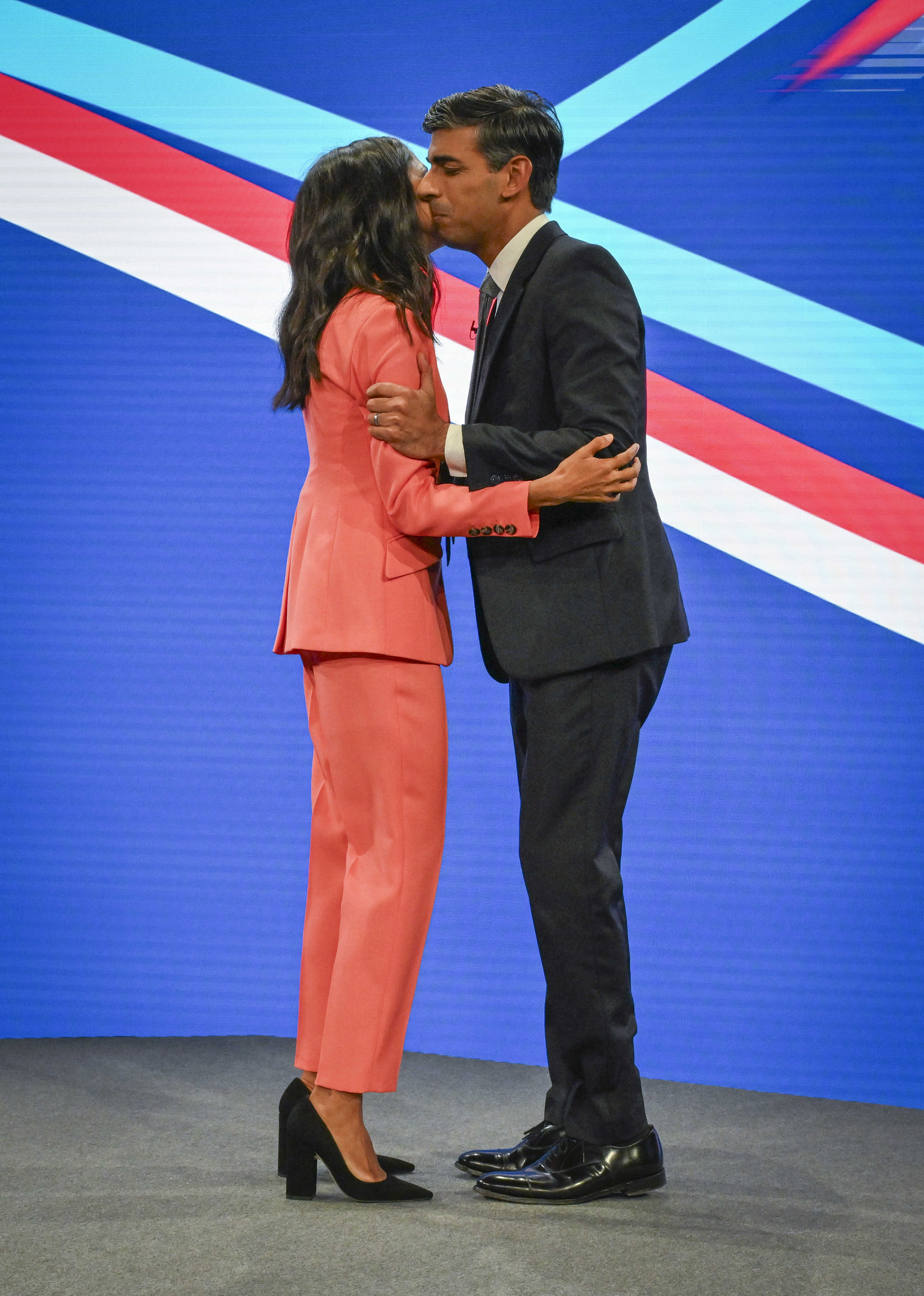 Das Paar umarmte sich vor der Rede des Premierministers auf der Bühne