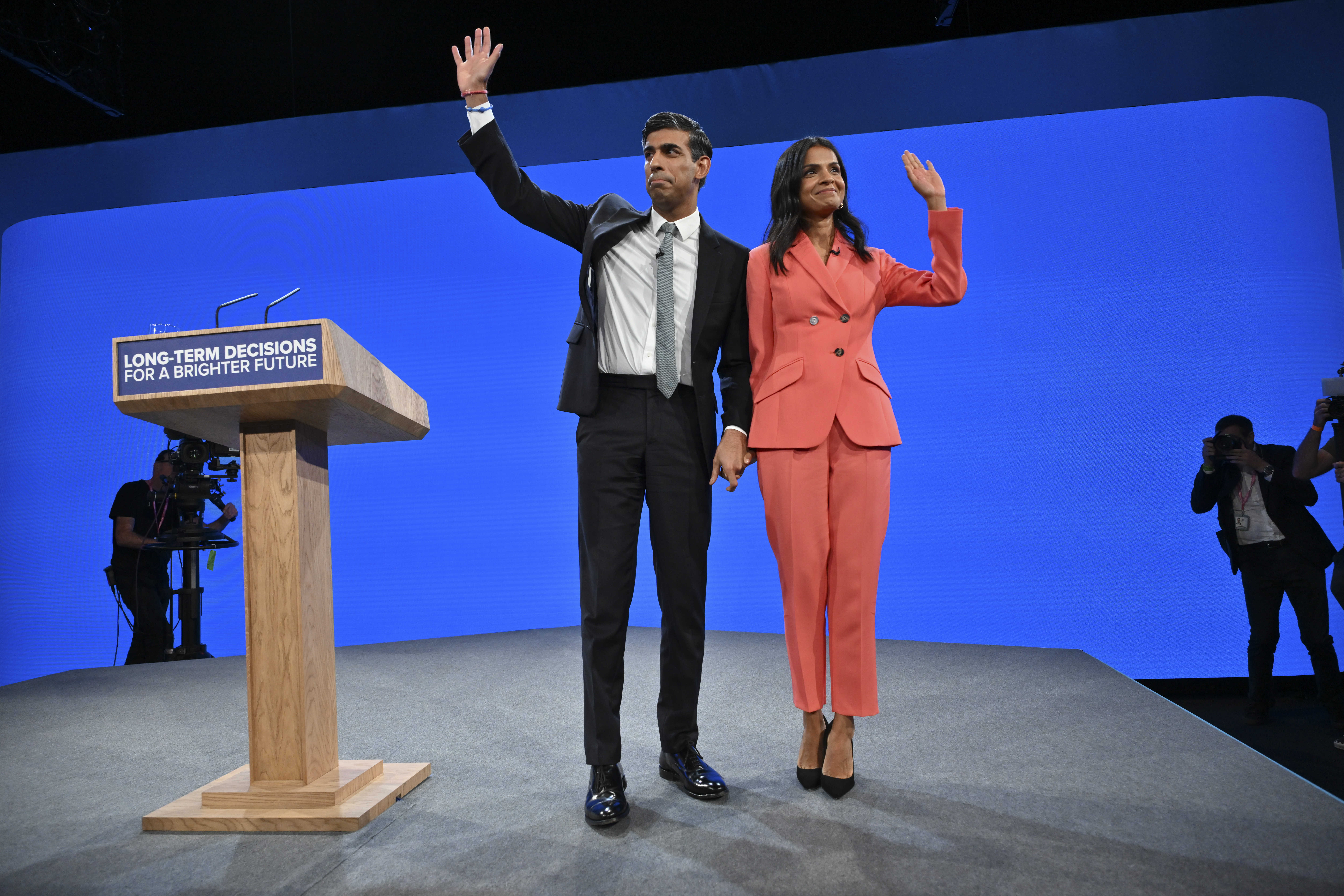 Der Premierminister und seine Frau Akshata Murty auf der Bühne des Parteitags der Konservativen Partei