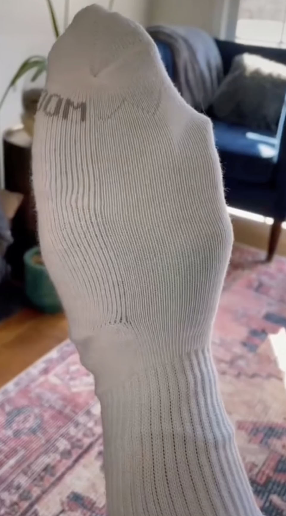 Mit einem Einweghandschuh und einer Socke gelang ihr das perfekte streifenfreie Finish