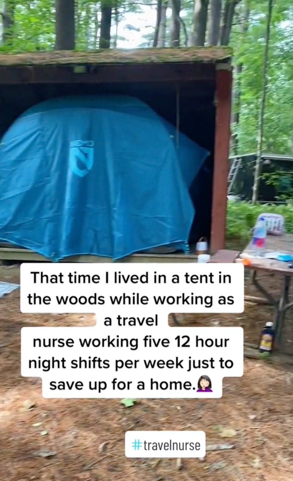 Sie lebte in einem Zelt im Wald, um für ein Haus zu sparen