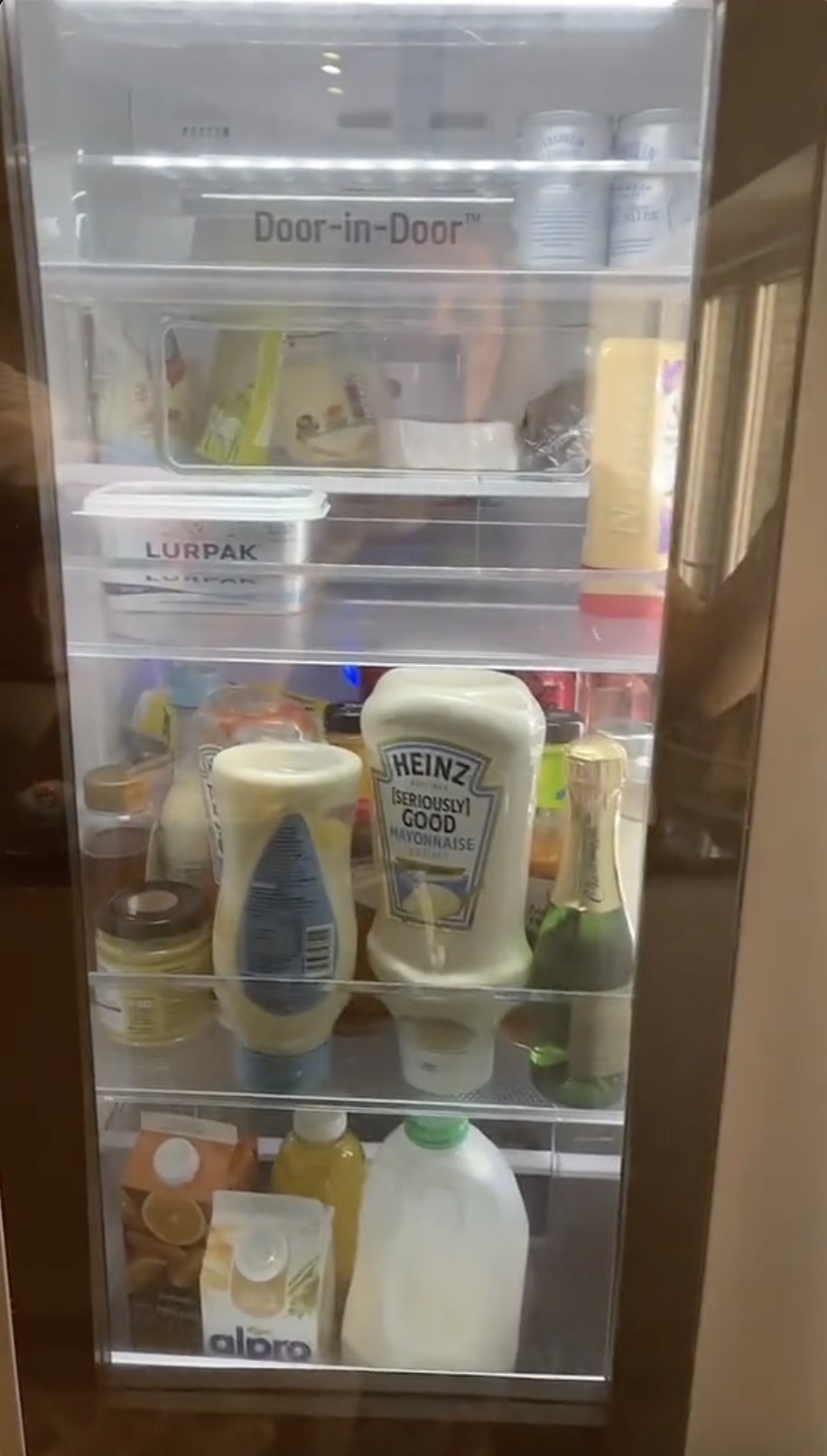 Der Kühlschrank verfügt über eine Tür in der Tür, so dass Alltagsgegenstände leicht zugänglich sind
