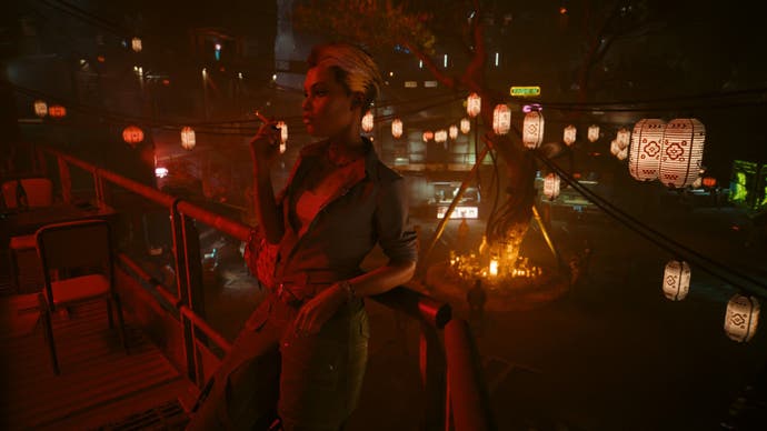 Alex aus der Erweiterung „Phantom Liberty“ von Cyberpunk sitzt nachts an einem Geländer.
