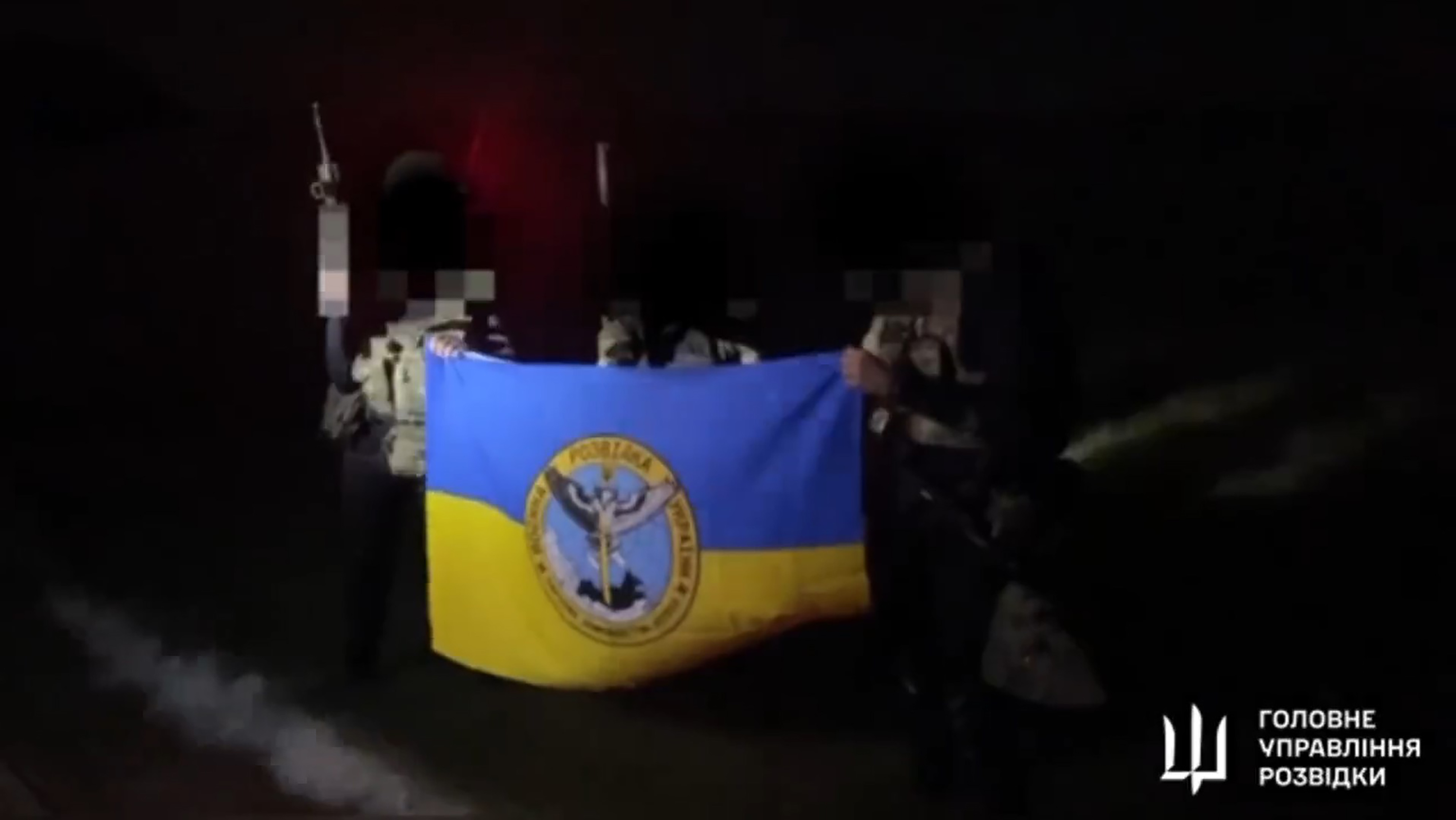 Auf Aufnahmen war zu sehen, wie Soldaten eine ukrainische Flagge hochhielten
