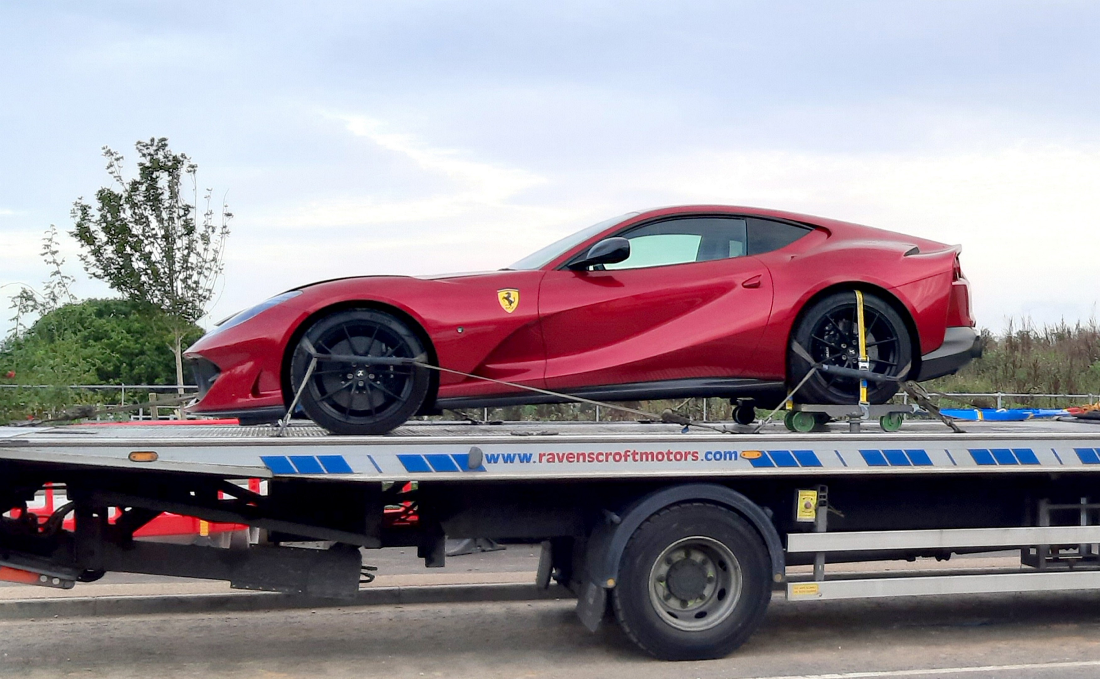 Der geborgene Ferrari 812 Superfast im Wert von 260.000 £ wurde geborgen