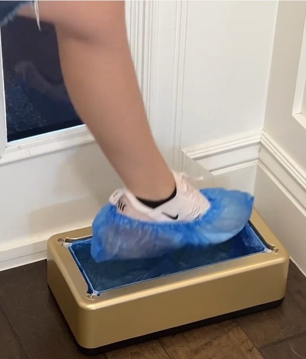 Das Produkt bedeckte ihre Schuhe mit dem blauen Überzug, was viele Zuschauer für unnötig hielten