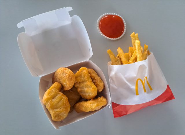 McDonald's Reguläre Pommes Frites und Chicken McNuggets mit Sauce.