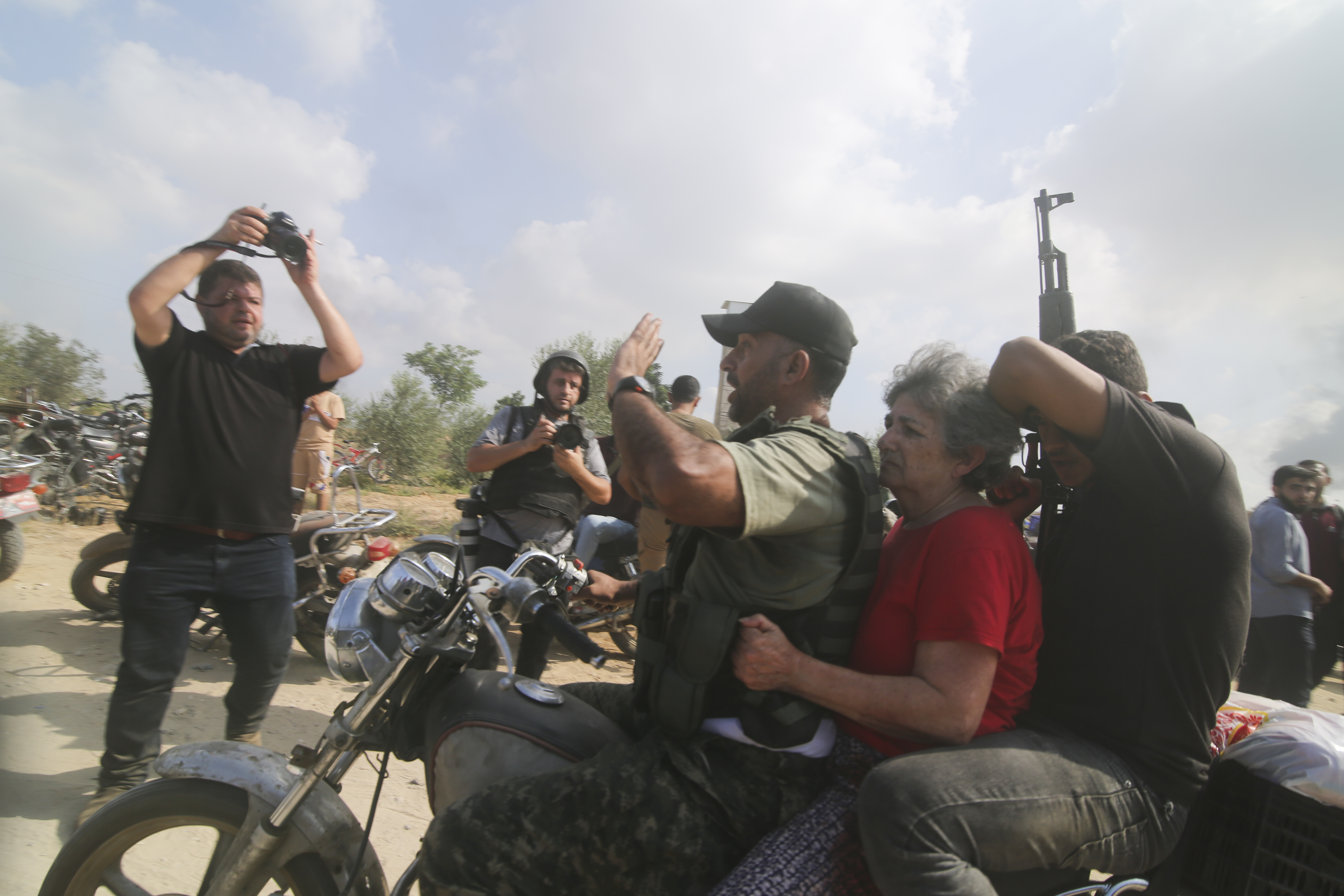 Eine weitere ältere Frau wurde wie Noa auf einem Motorrad weggeschleppt, eingekeilt zwischen zwei bewaffneten Militanten