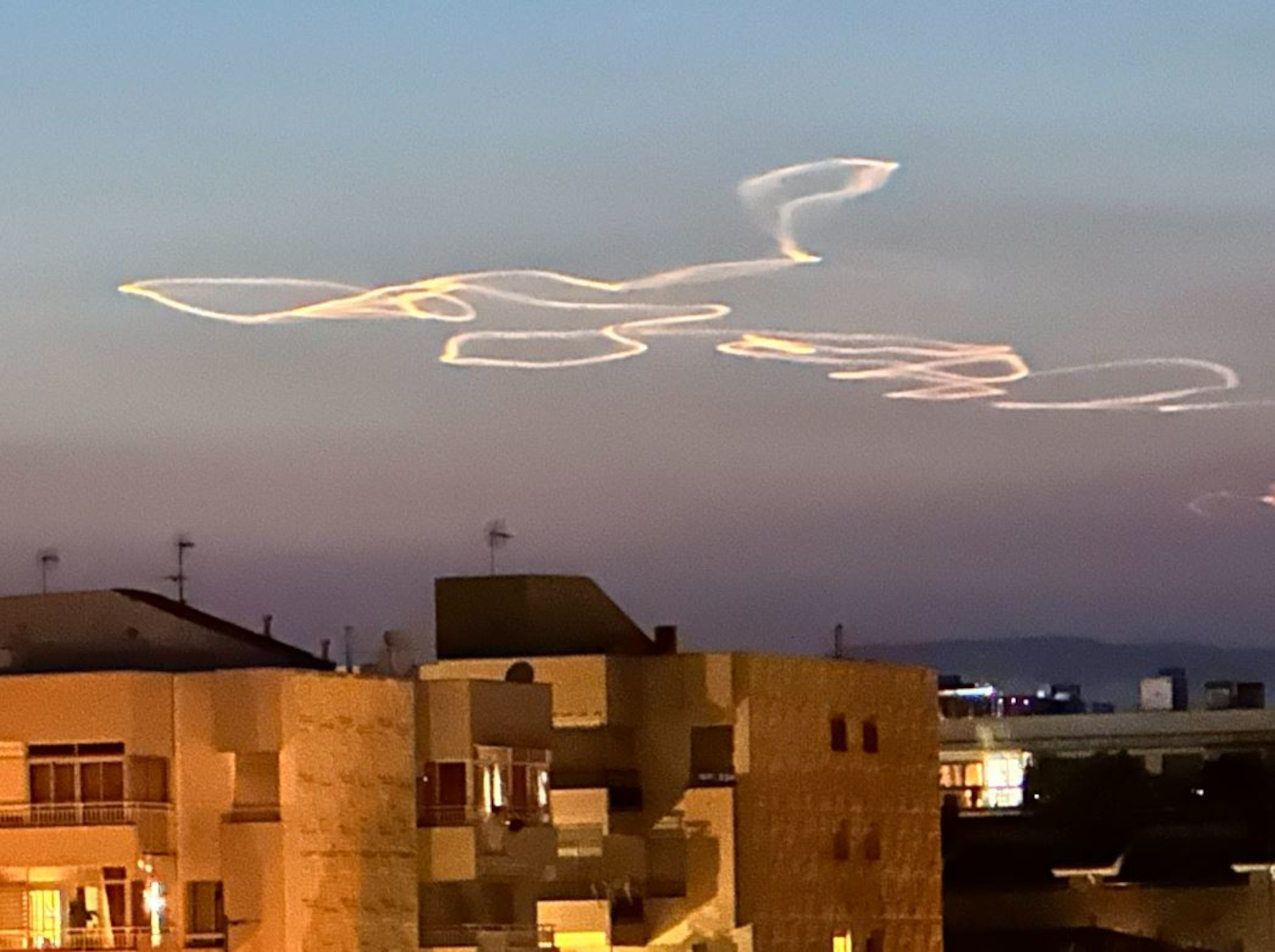 Das Bild zeigt eine mysteriöse Spur am Himmel in Spanien