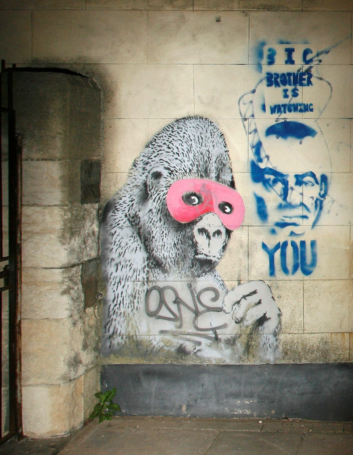 Banksys „Gorilla mit rosa Maske“ wurde in den Bereich schabloniert, bevor er übermalt wurde