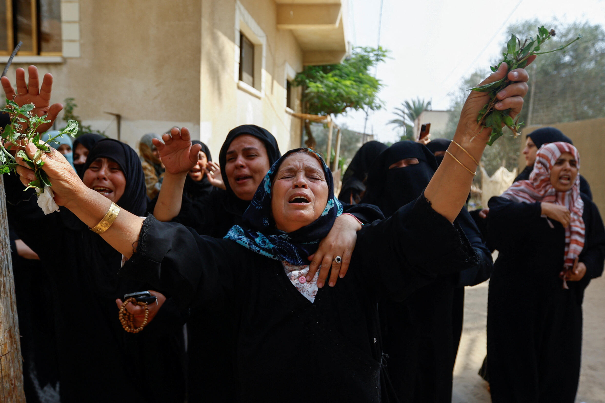Trauernde reagieren während der Beerdigung der palästinensischen Zwillingsbabys Ossayd und Mohammad Abu Hmaid, ihrer Mutter und ihrer drei Schwestern, die laut Gesundheitsbehörden bei israelischen Angriffen getötet wurden, während ihrer Beerdigung in Khan Younis im südlichen Gazastreifen am 8. Oktober 2023.