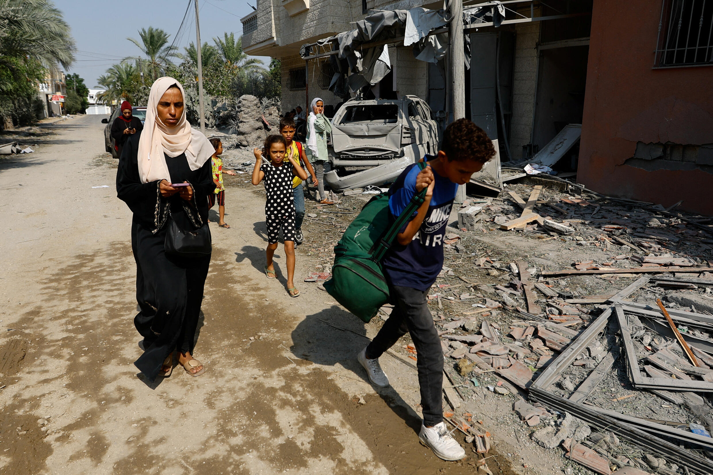 Während israelischer Angriffe im südlichen Gazastreifen am 8. Oktober 2023 fliehen Menschen aus ihren Häusern.