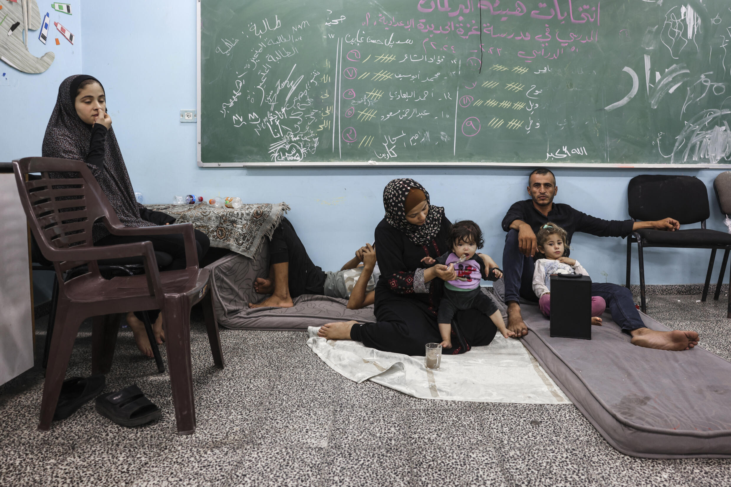 Palästinenser, die vor israelischen Luftangriffen fliehen, flüchten am 8. Oktober 2023 in eine von den Vereinten Nationen betriebene Schule in Gaza-Stadt.