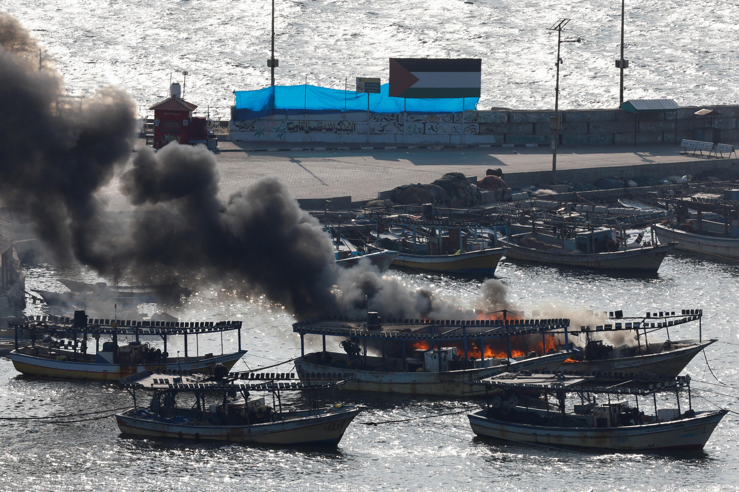 Rauch steigt aus einem Boot nach israelischen Angriffen im Seehafen von Gaza-Stadt am 8. Oktober 2023.