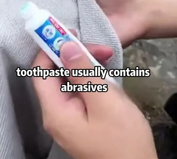 Zahnpasta ist das Geheimprodukt, das Kratzer entfernen kann, da sie Schleifmittel enthält