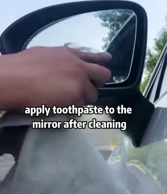 Das Auftragen von Zahnpasta auf die Spiegel nach der Reinigung kann ebenfalls dazu beitragen, Beschlag zu entfernen und die Kondensation zu reduzieren