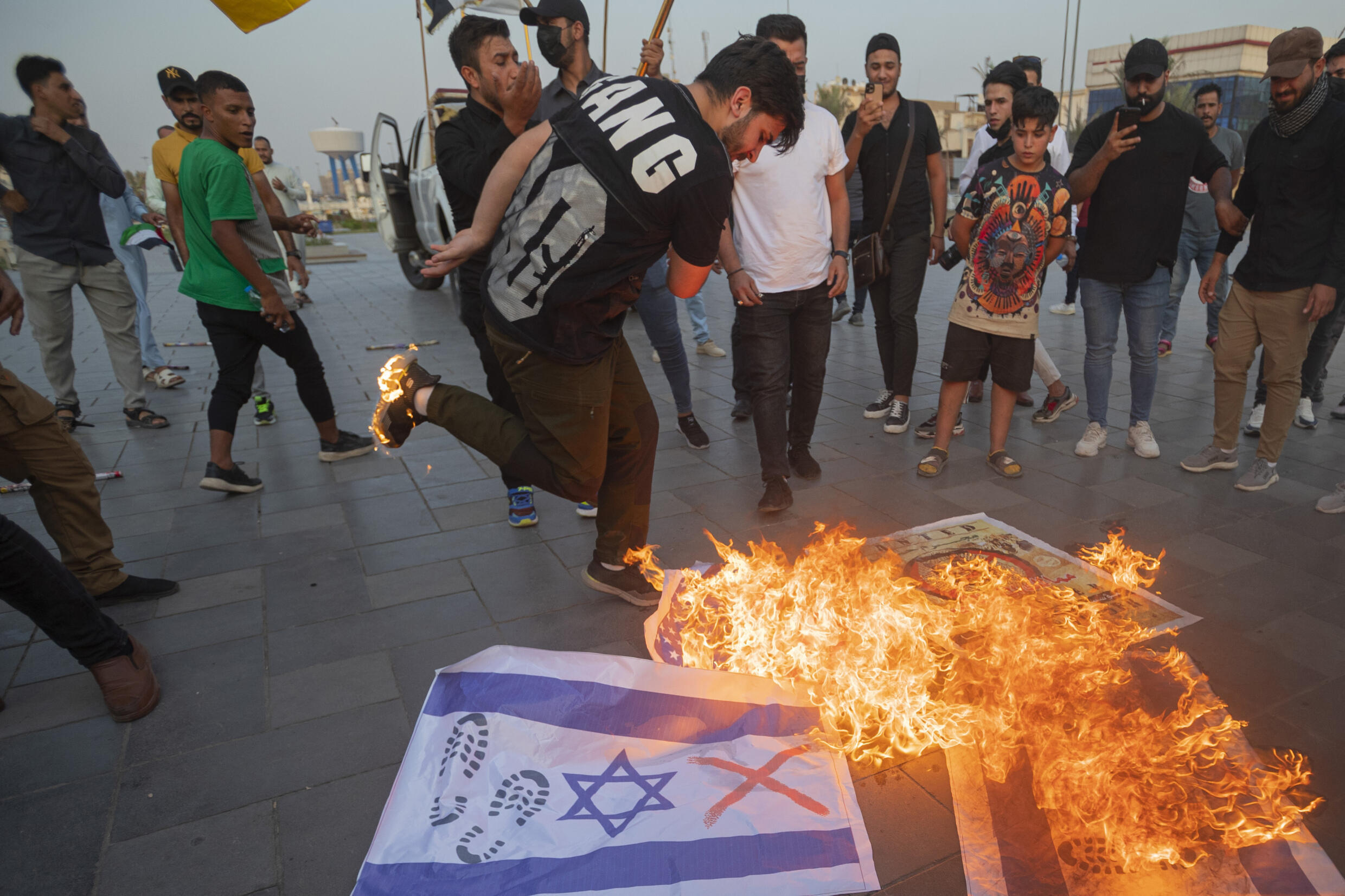 Bei einer Kundgebung in Bagdad zur Unterstützung der Palästinenser verbrennen Iraker israelische Flaggen