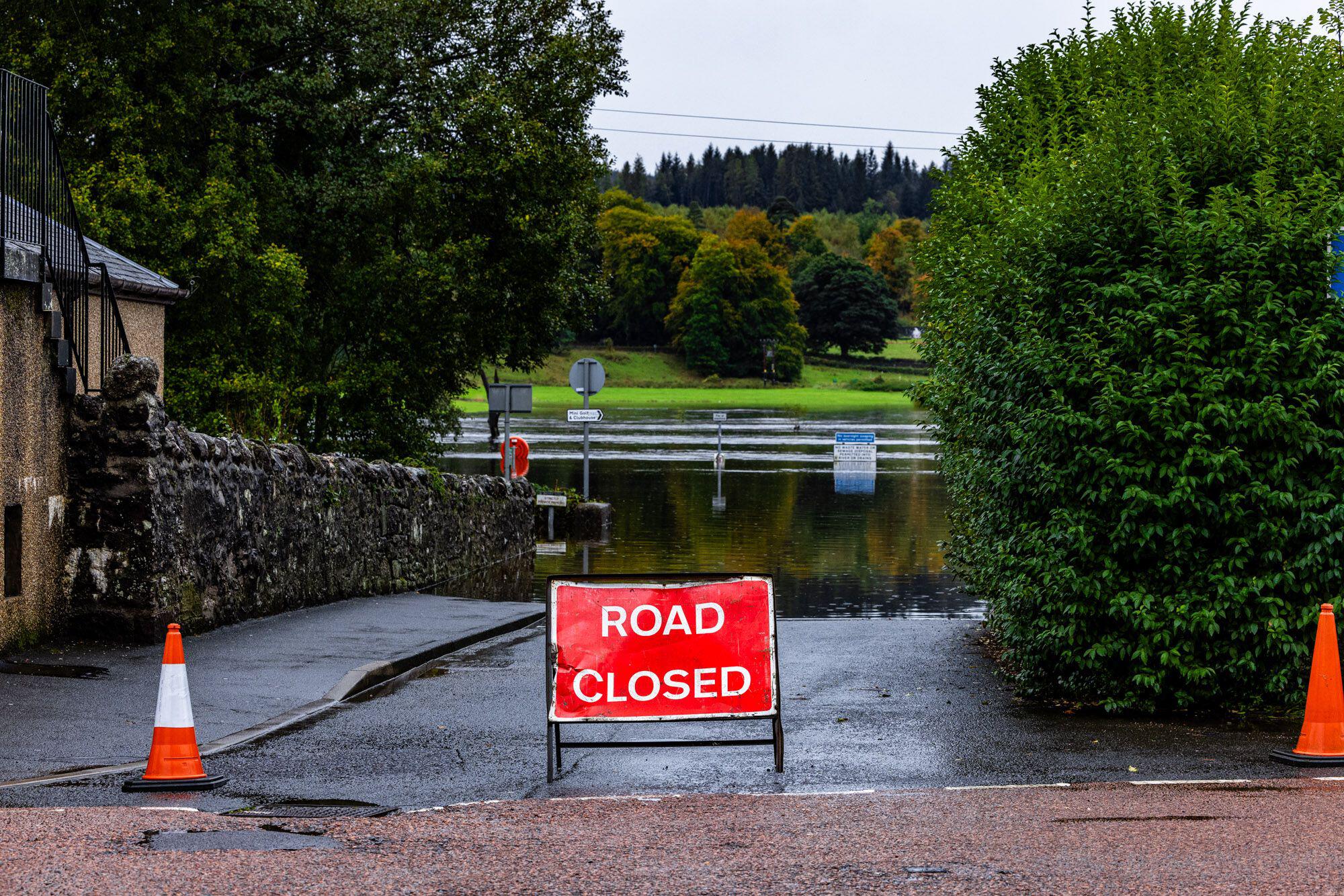 Die Hochlandstadt Callander wurde gestern überschwemmt, als das Ufer des Flusses Teith brach