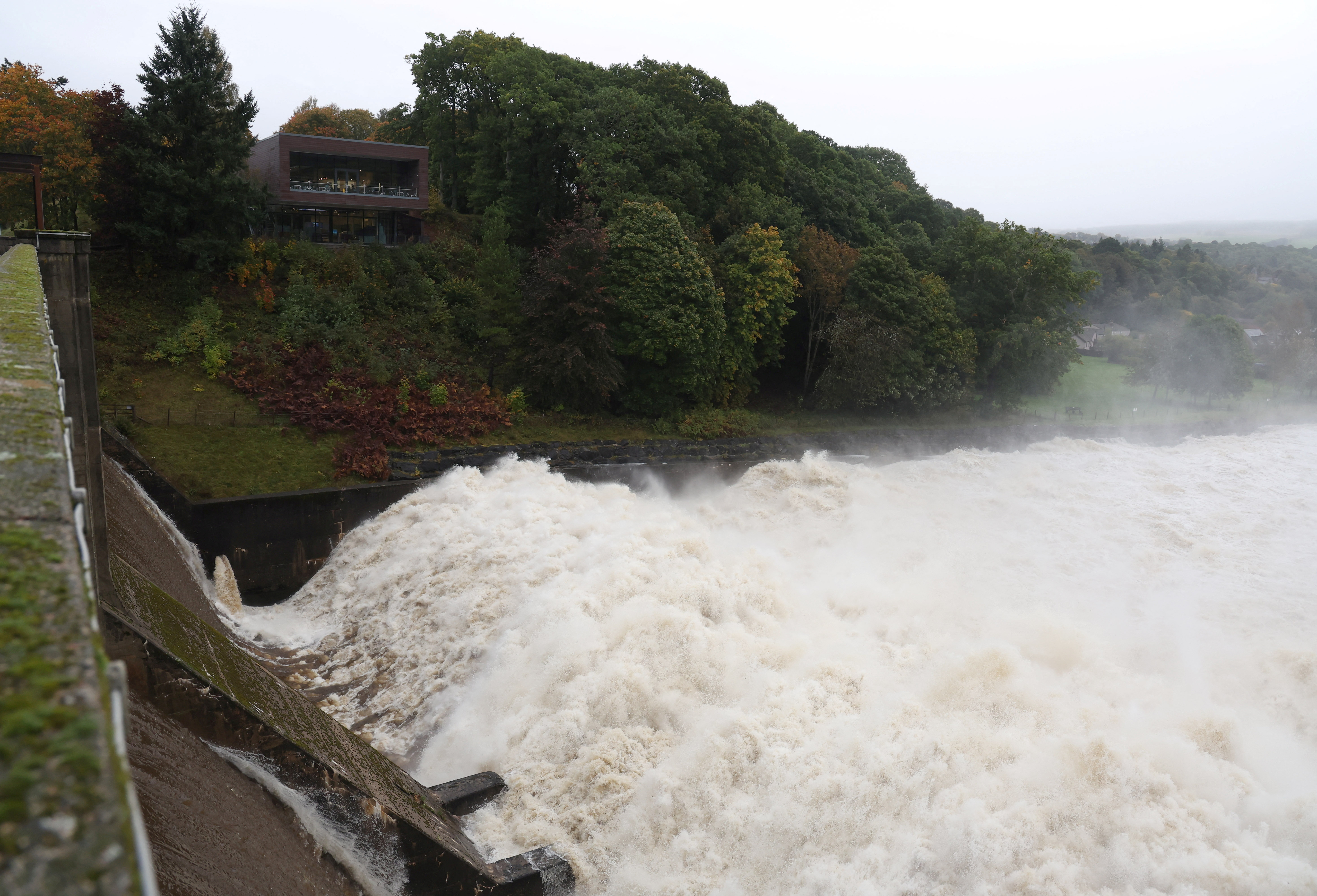 Wasser kaskadiert über den SSE Hydro Dam