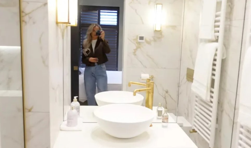 Molly-Mae enthüllte eines der Badezimmer auf ihrem YouTube-Kanal