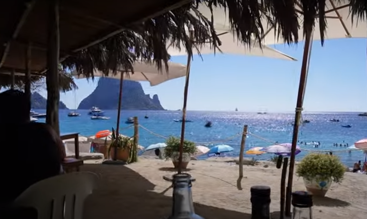 Der Mitbewohner zeigte seinen Urlaub auf Ibiza