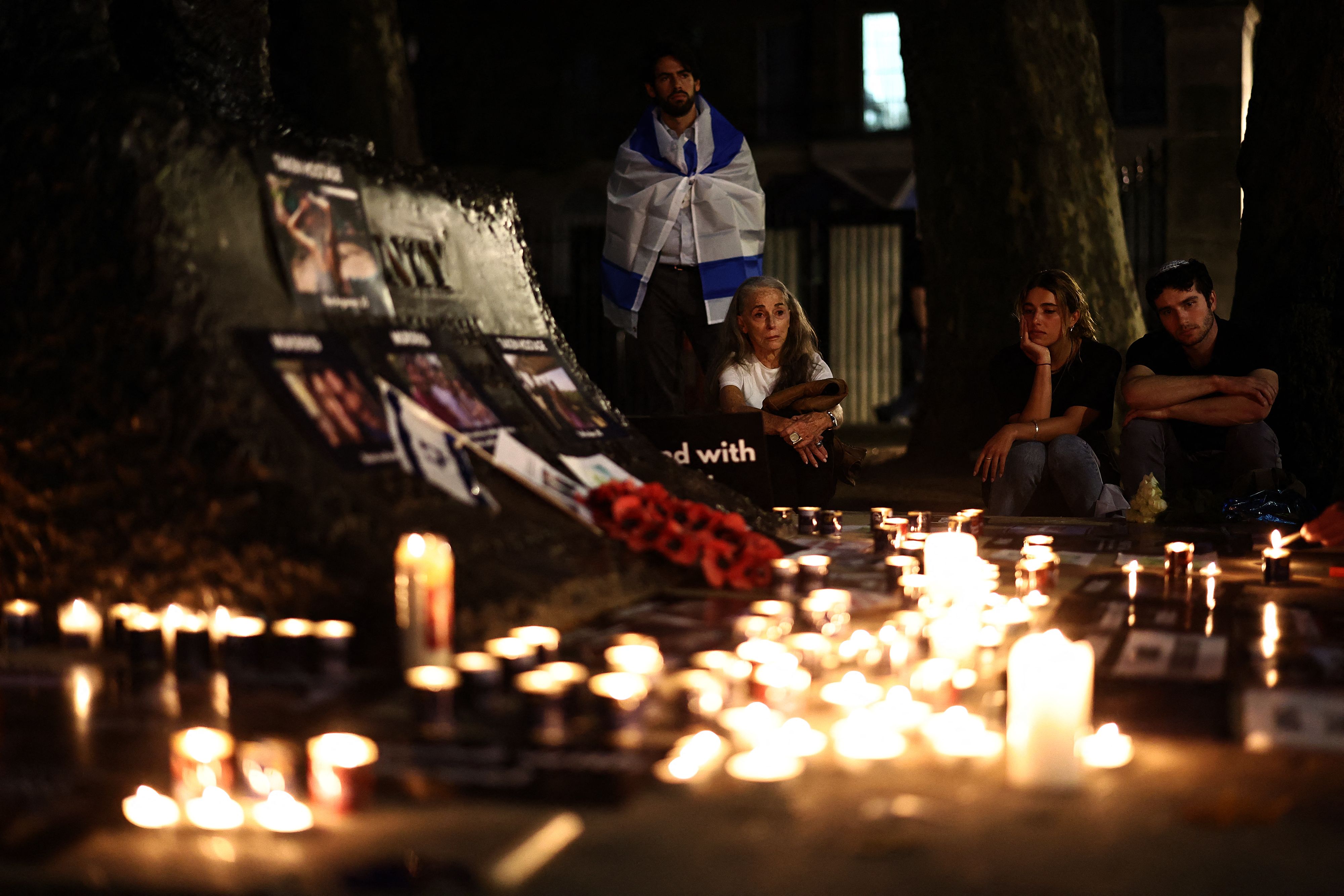 Trauernde nehmen an einer „Mahnwache für Israel“ gegenüber dem Eingang zur Downing Street teil