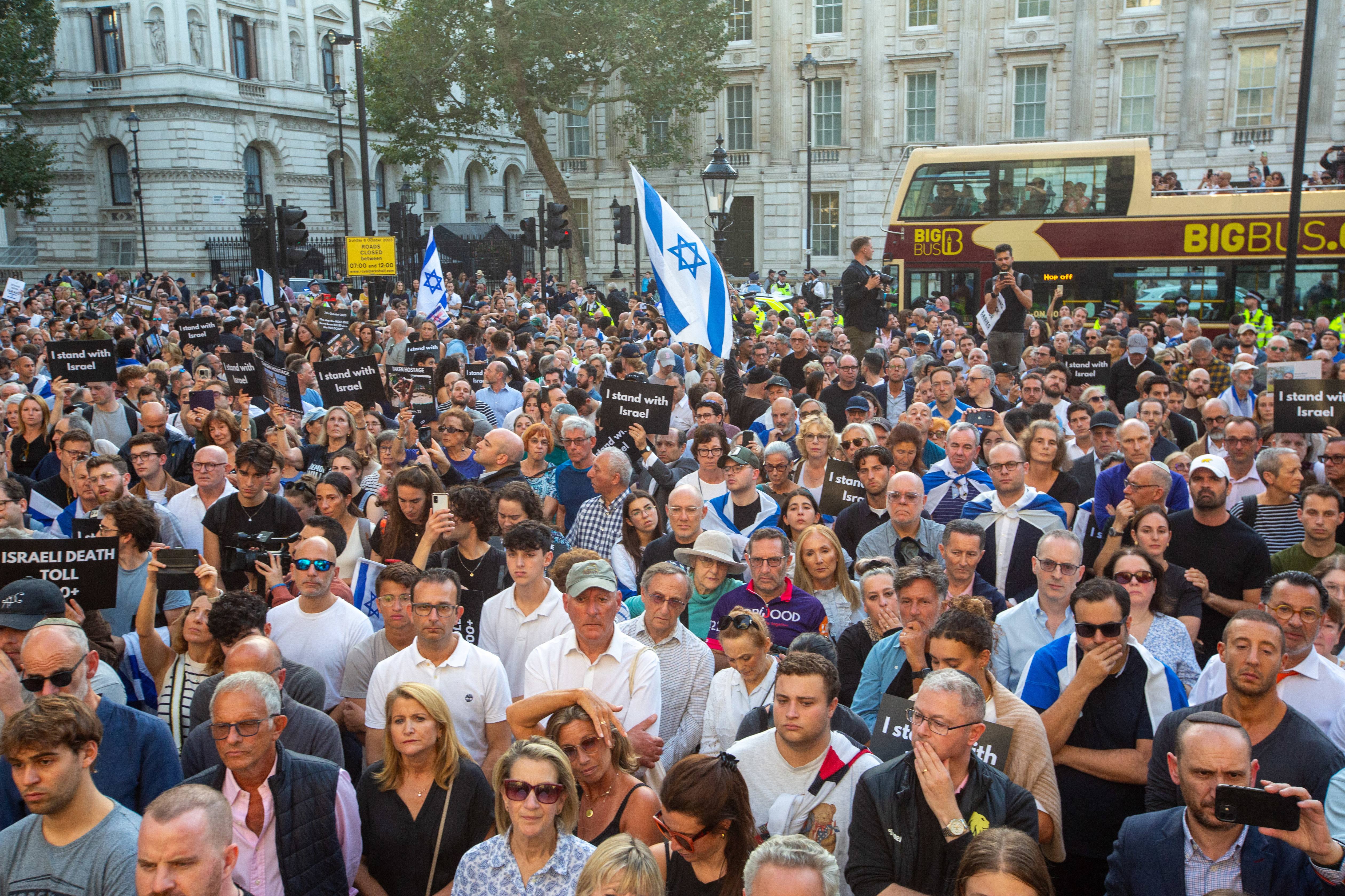 Tausende gingen auch hinaus, um die Toten oder Verschleppten in Israel zu betrauern