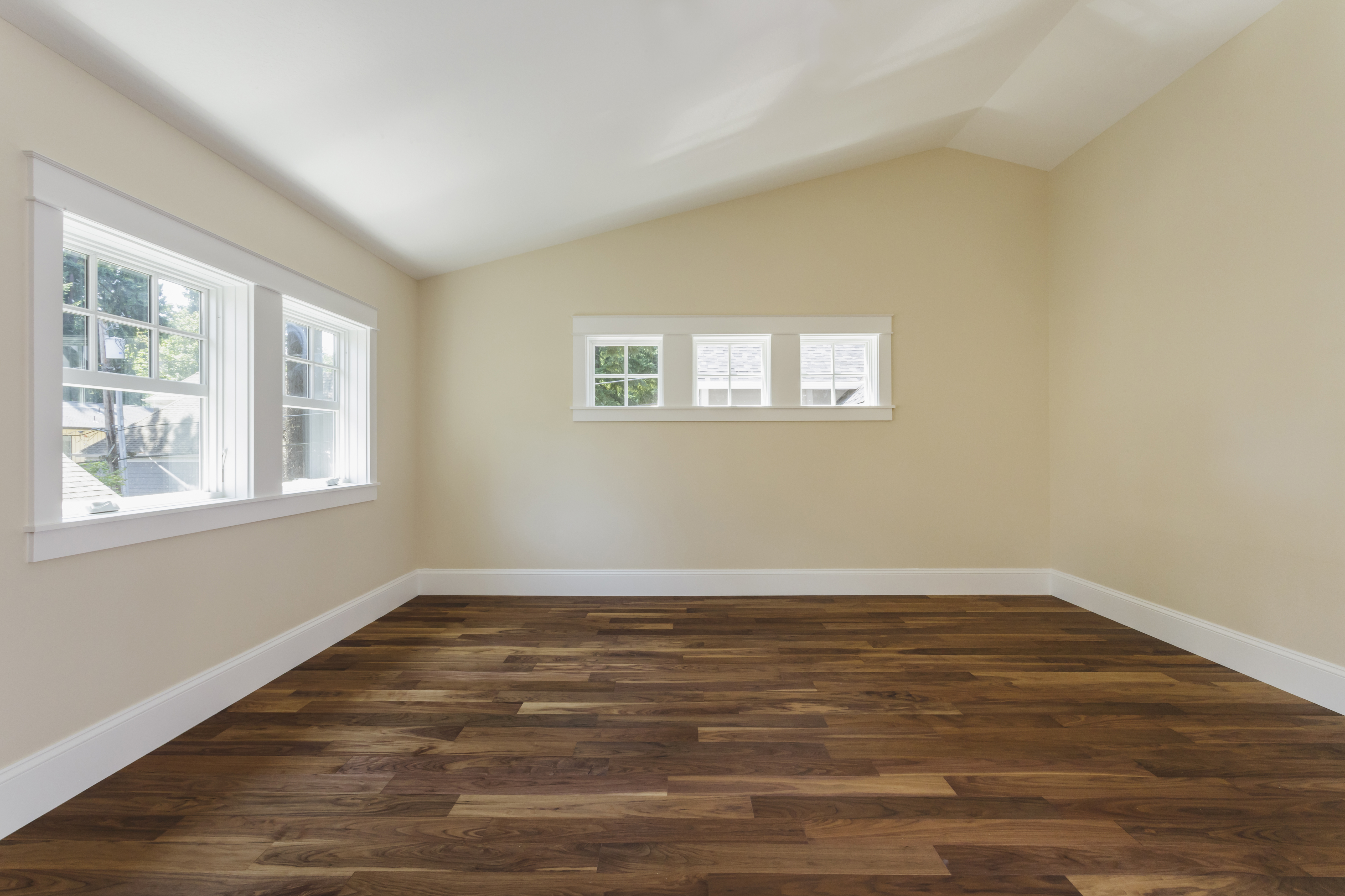 In kleineren Räumen sollten Sie sich für hellere Holzböden gegenüber dunklen entscheiden