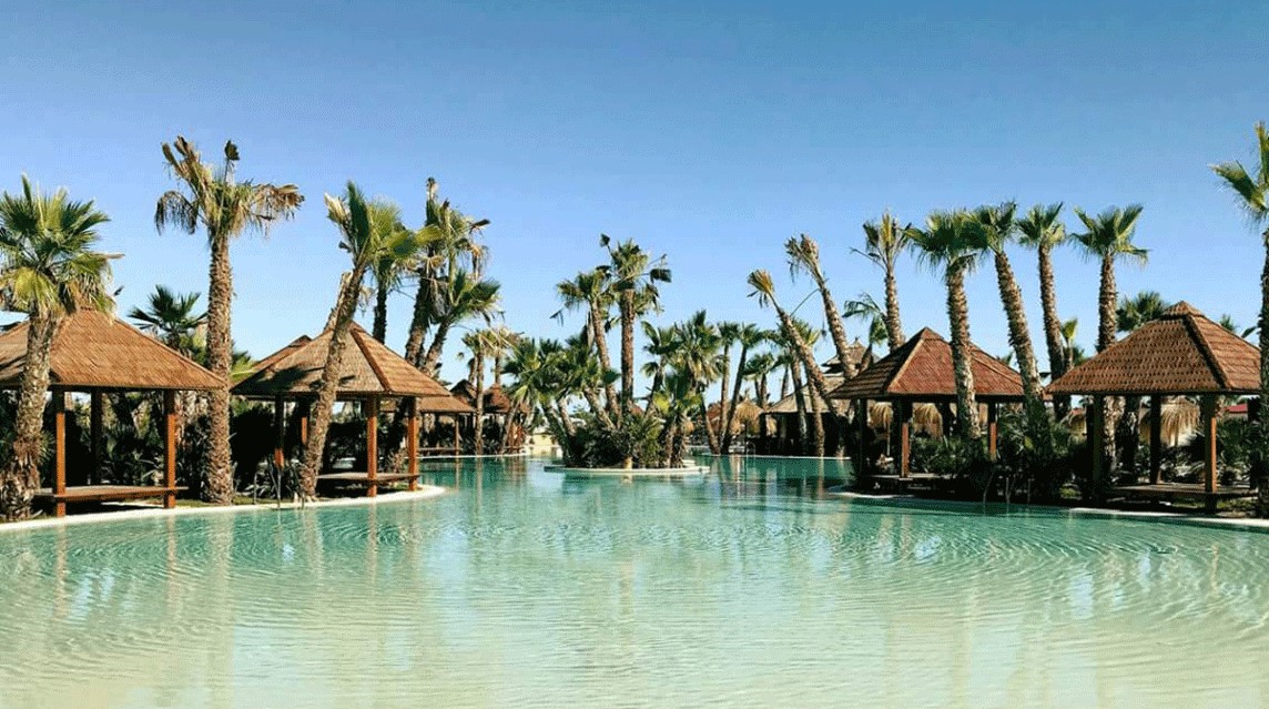 Das Alannia Resort verfügt über eine Bar im Freien und Poolkurse