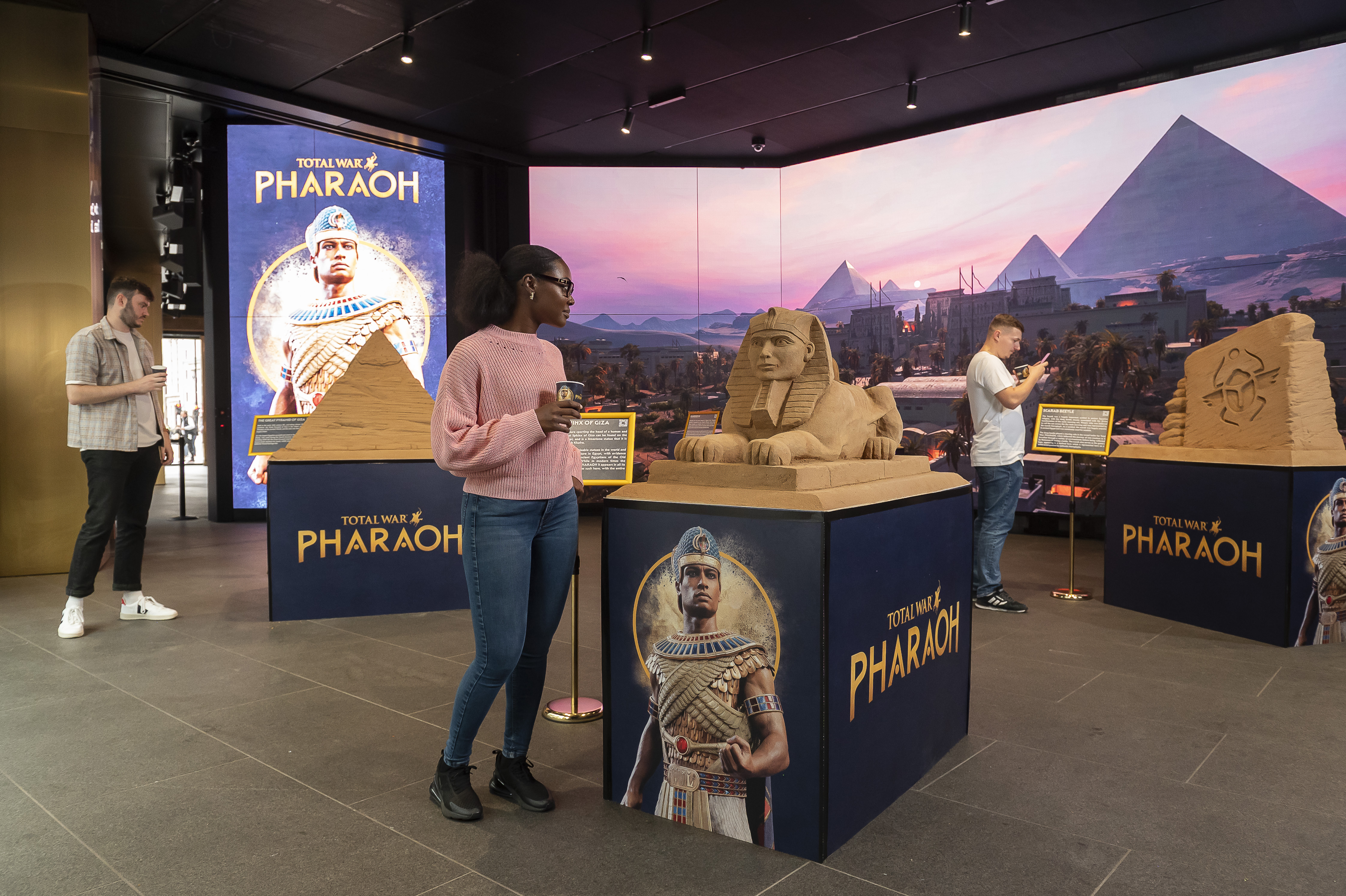 Eine Ausstellung zur Feier des Starts des Videospiels Total War: Pharoah zeigt eine Reihe altägyptischer Sandskulpturen.