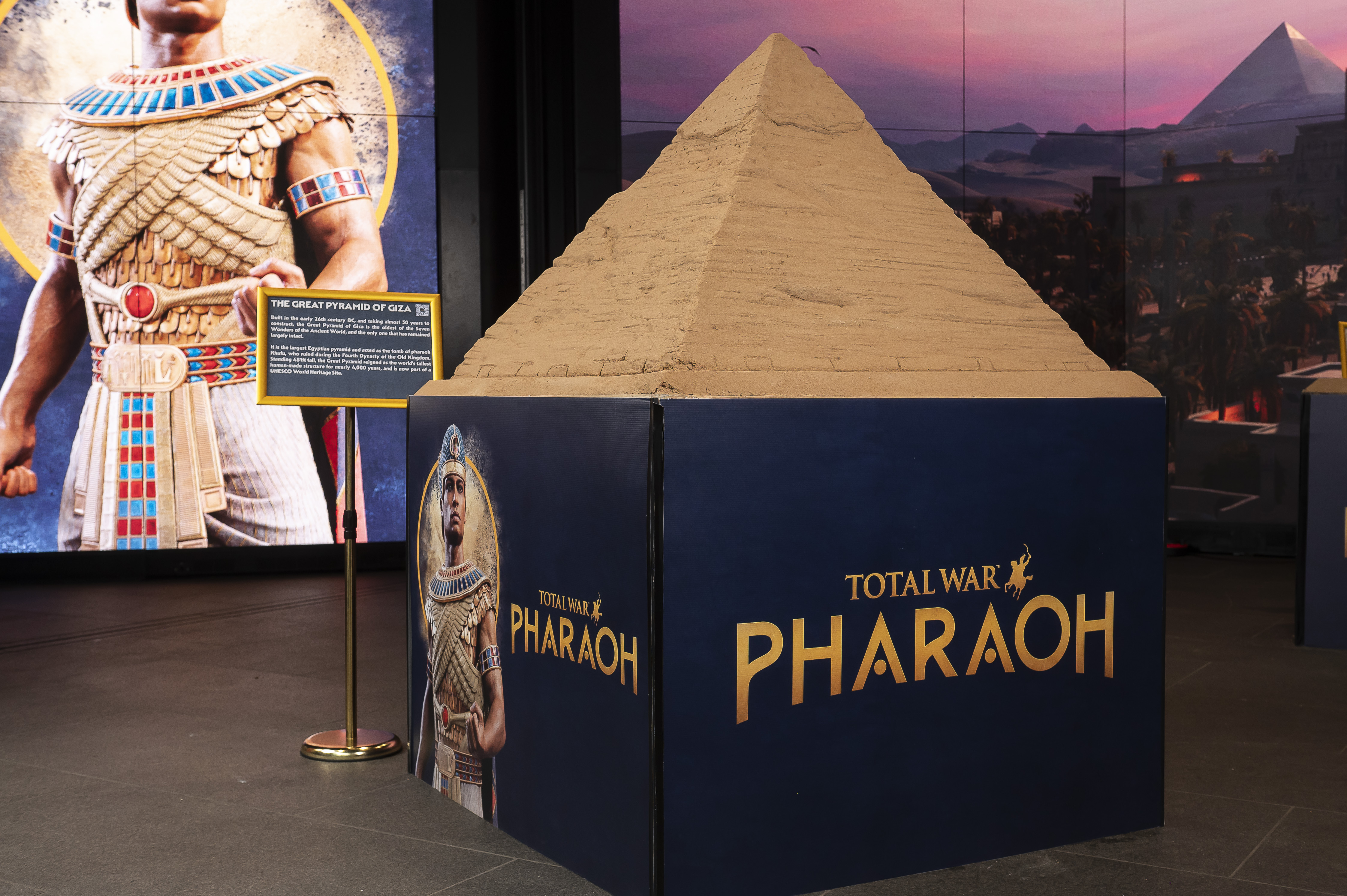 Die Ausstellung zeigt Sandskulpturen von Sand In Your Eye, darunter die Große Pyramide von Gizeh.
