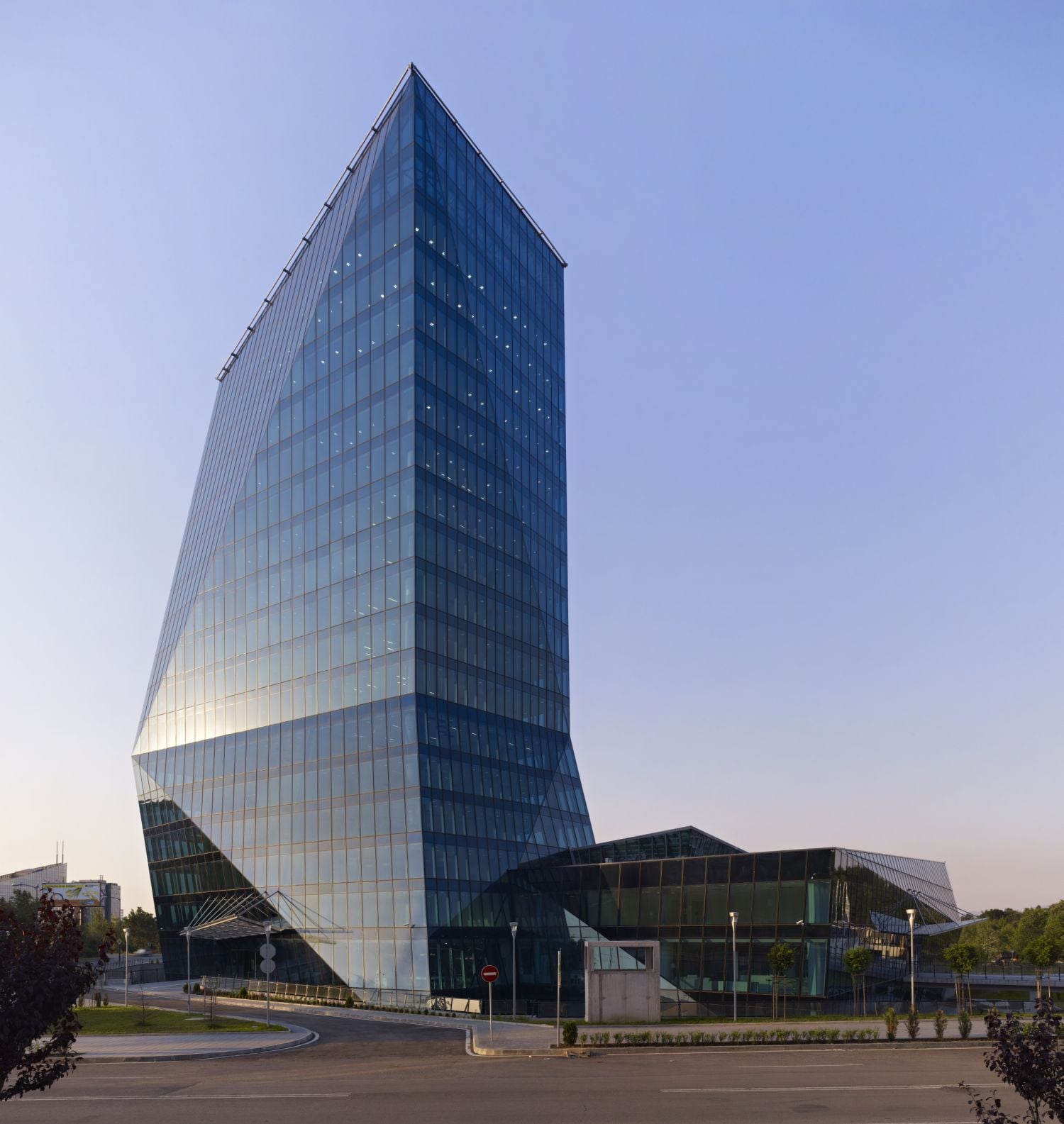 Auch der 8 Millionen Pfund teure Vertigo Business Tower in Bulgars Hauptstadt Sofia ist über seinen Sohn immer noch im Besitz von Chepa