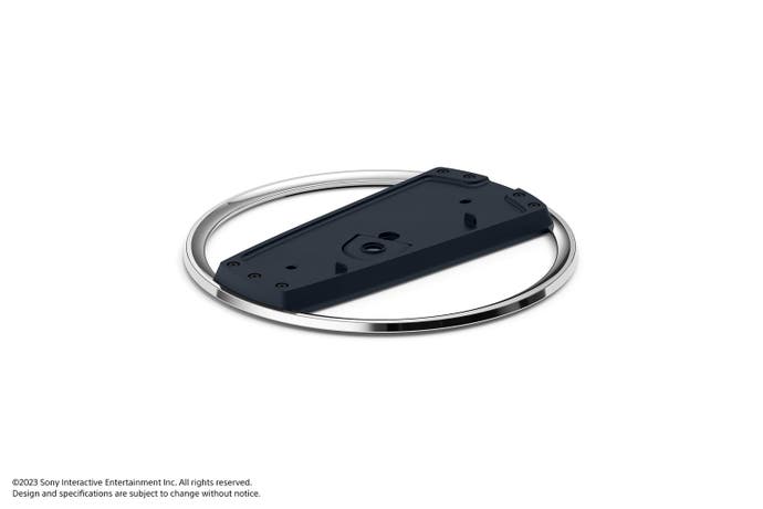 Die optionale vertikale Basis ist separat von den PS5-Slim-Modellen erhältlich.  Es besteht aus einem Metallring mit einem durch die Mitte verlaufenden Kunststoffstück, in dem die Konsole sitzt.