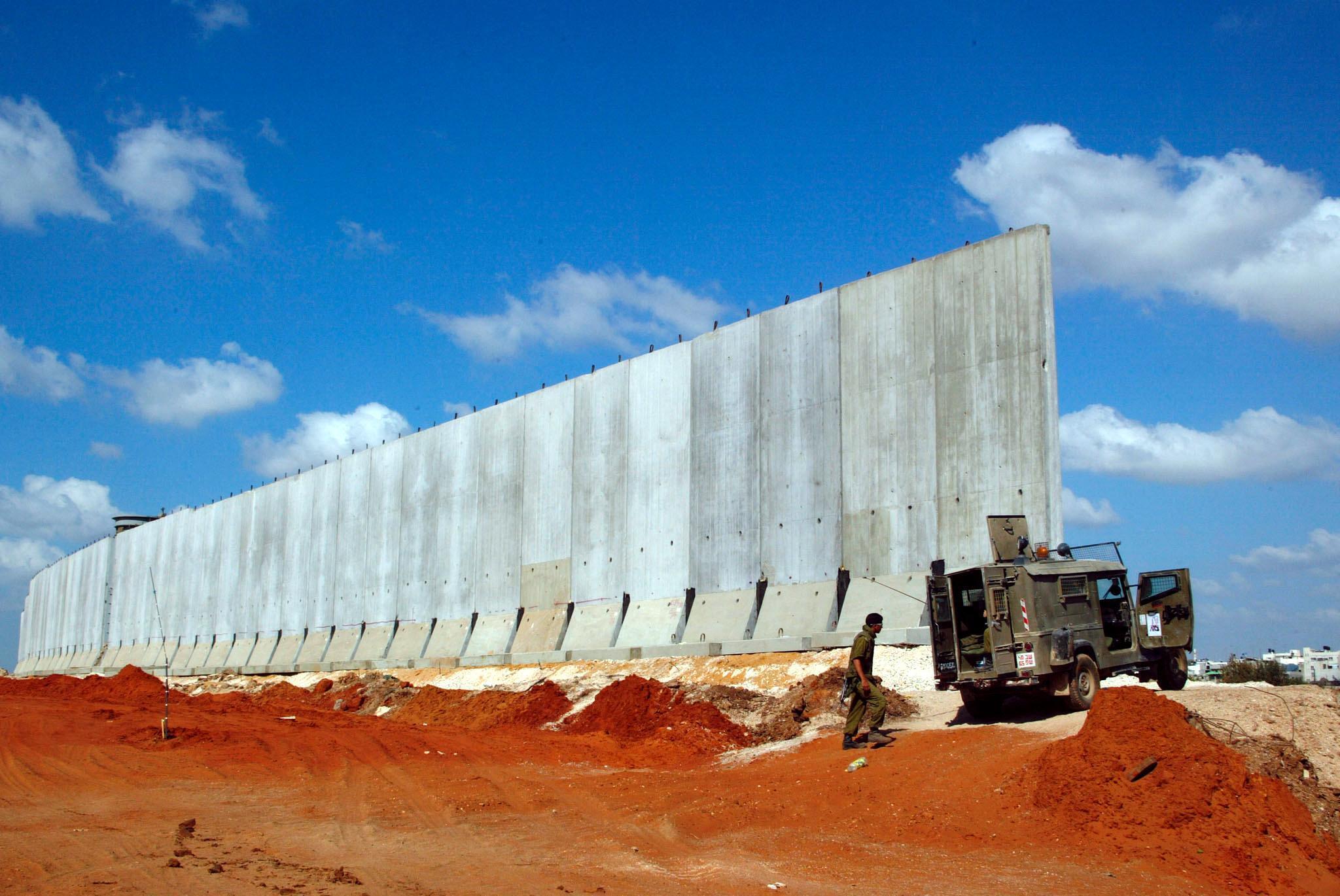 Eine israelische Armeepatrouille hält am 19. August 2002 in der Nähe einer acht Meter hohen Mauer, die Israel und die palästinensische Stadt Qalkilya im Westjordanland trennt.