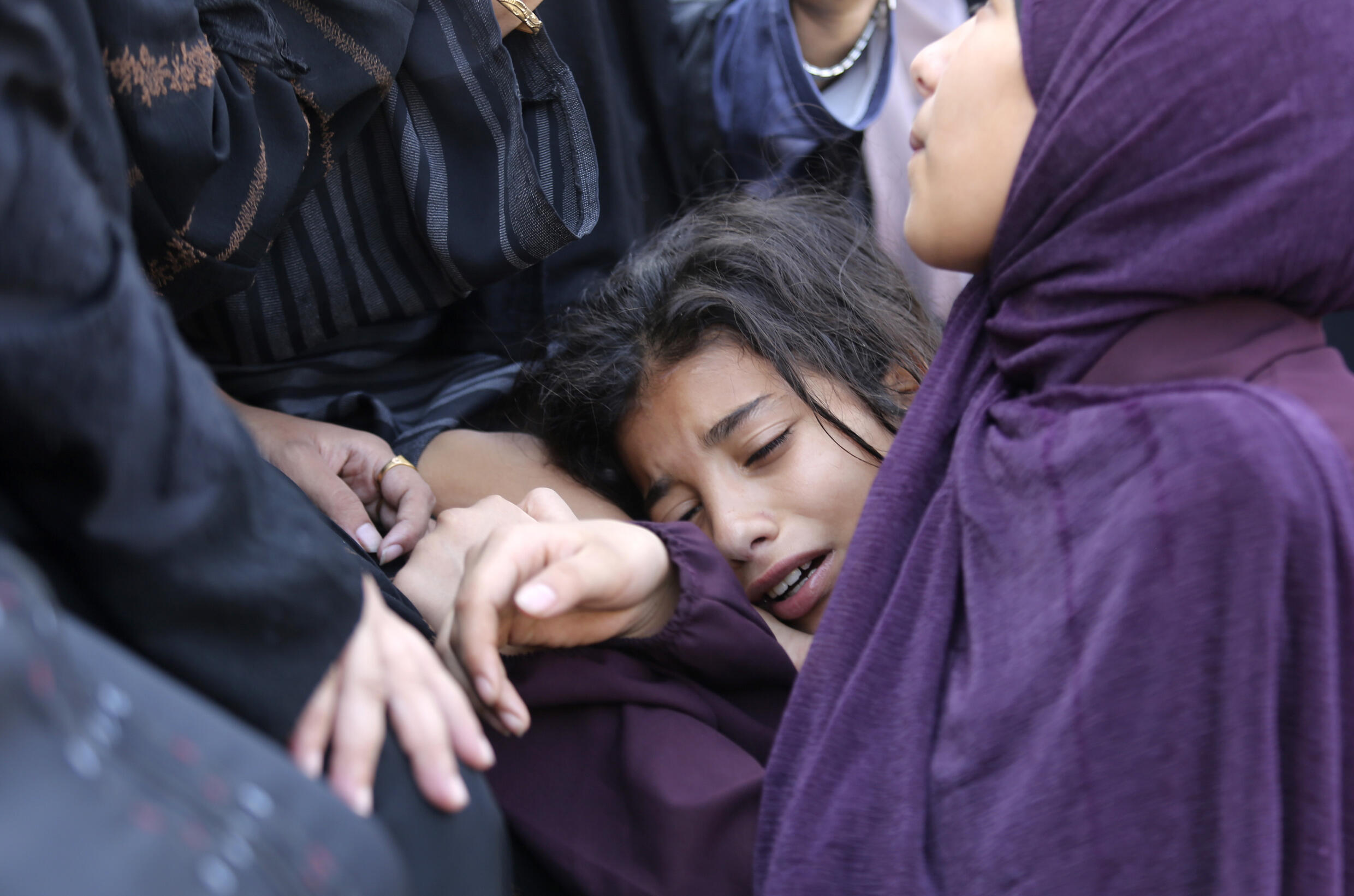 Ein palästinensisches Mädchen weint während der Beerdigung von Amir Ganan, der am 10. Oktober 2023 bei einem israelischen Luftangriff auf Gebäude in Khan Younis, Gaza, getötet wurde.
