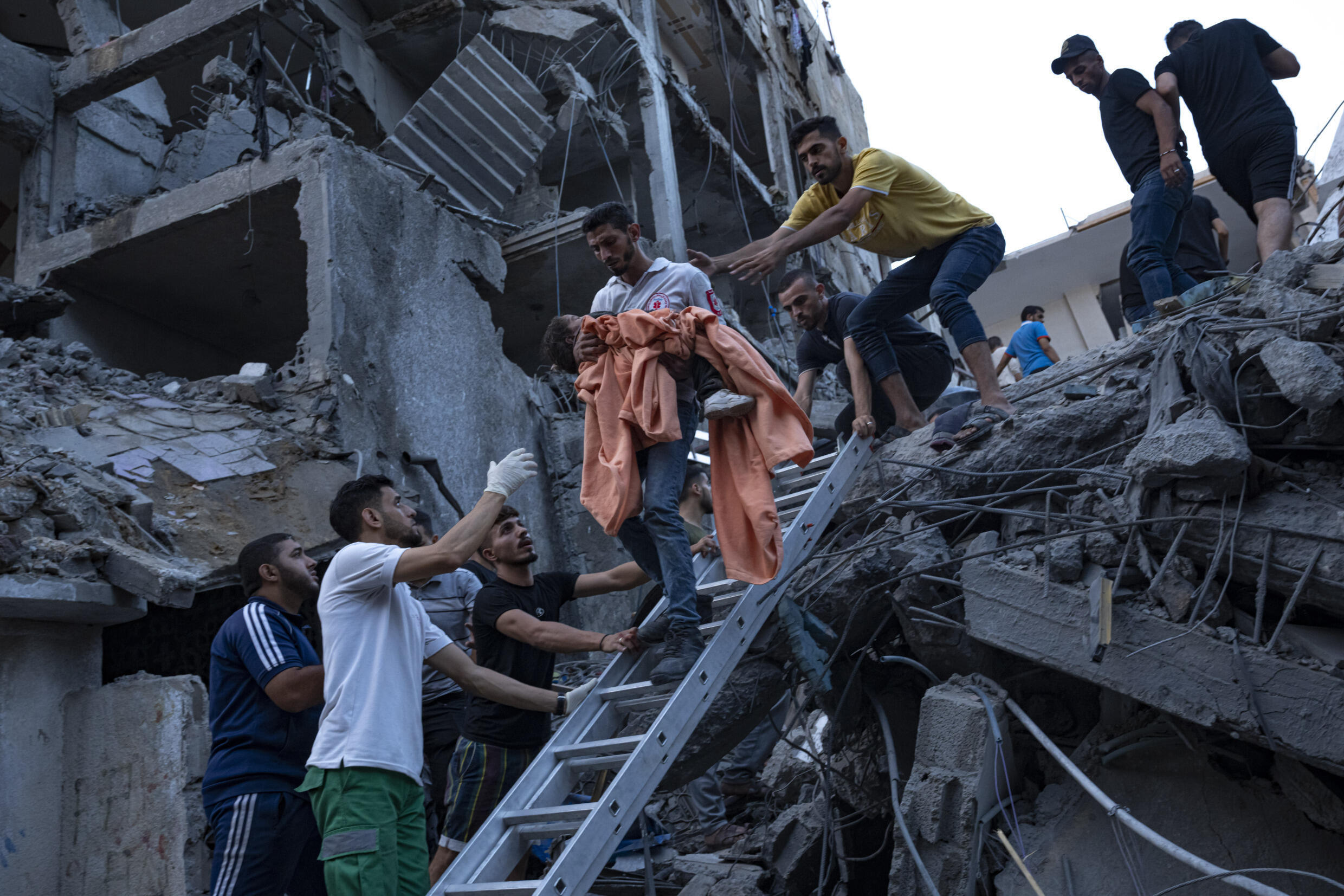 Palästinenser retten ein junges Mädchen aus den Trümmern eines zerstörten Wohngebäudes nach einem israelischen Luftangriff am 10. Oktober 2023.