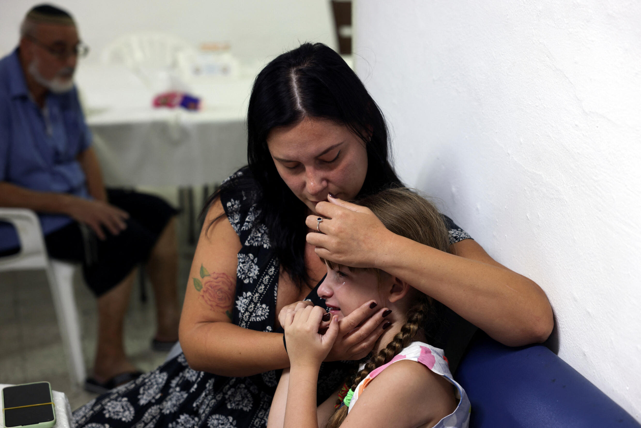 Angelina Podlesni, 7, wird von ihrer Mutter getröstet, nachdem am 10. Oktober 2023 eine vom Gazastreifen abgefeuerte Rakete in Aschkelon im Süden Israels einschlug.
