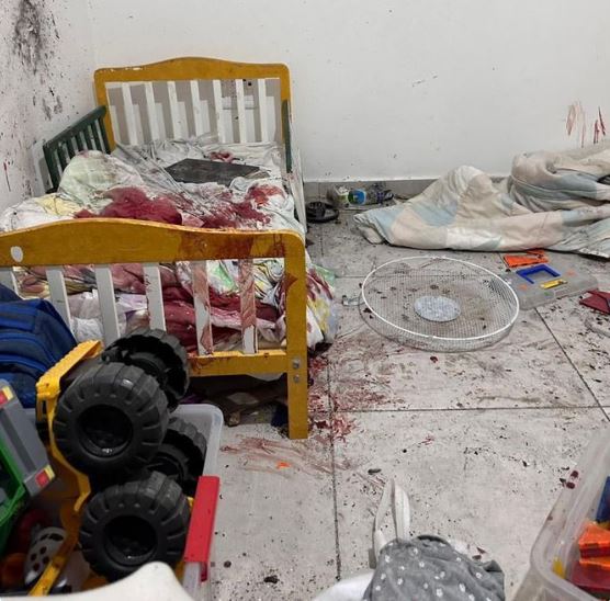 Der israelische Premierminister teilte ein erschütterndes Bild eines blutgetränkten Kinderbetts, nachdem die Hamas bei ihrem brutalen Massaker in Kfar Aza „Babys enthauptet“ hatte