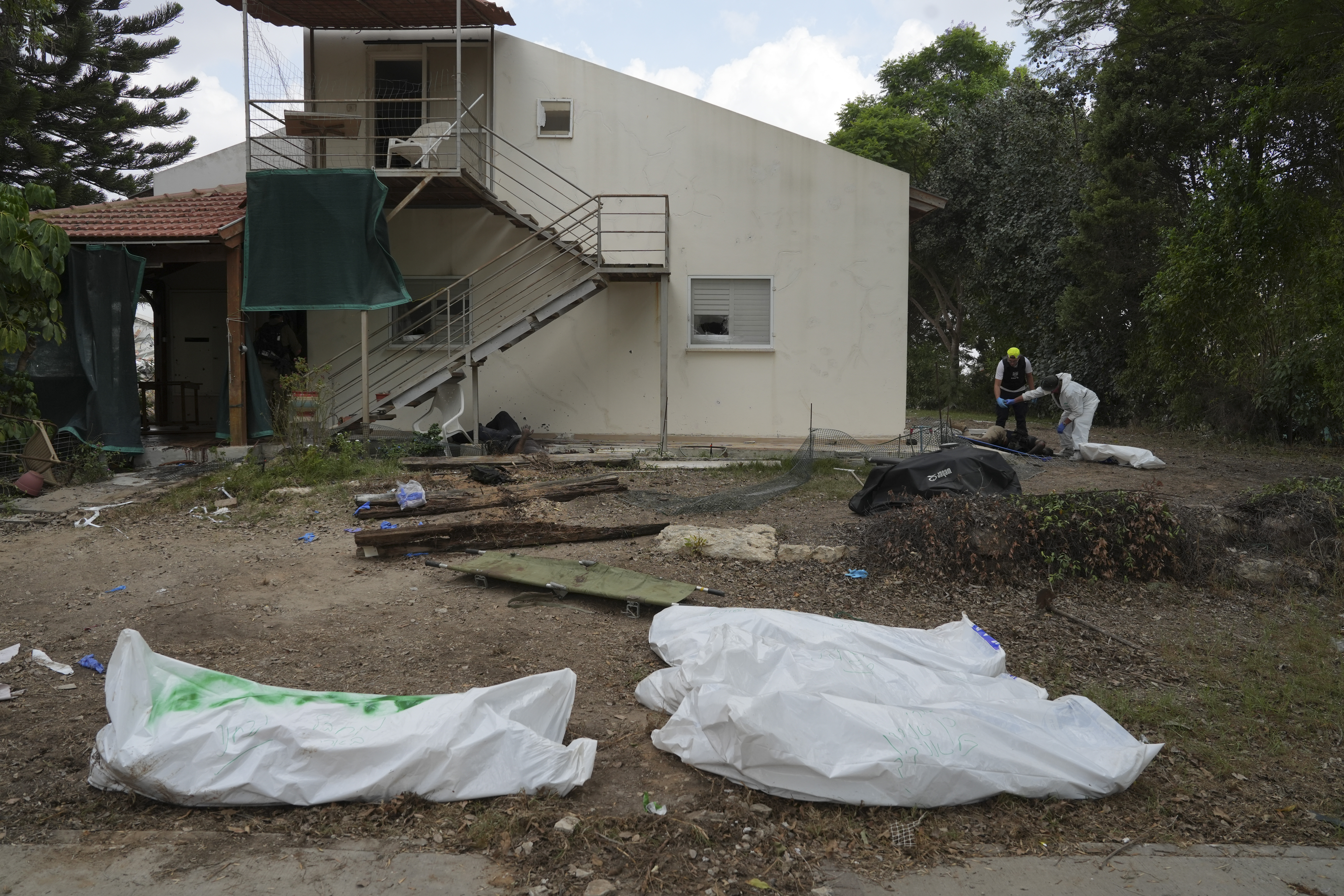 Leichensäcke vor einem Haus, nachdem es schließlich von israelischen Streitkräften befreit wurde