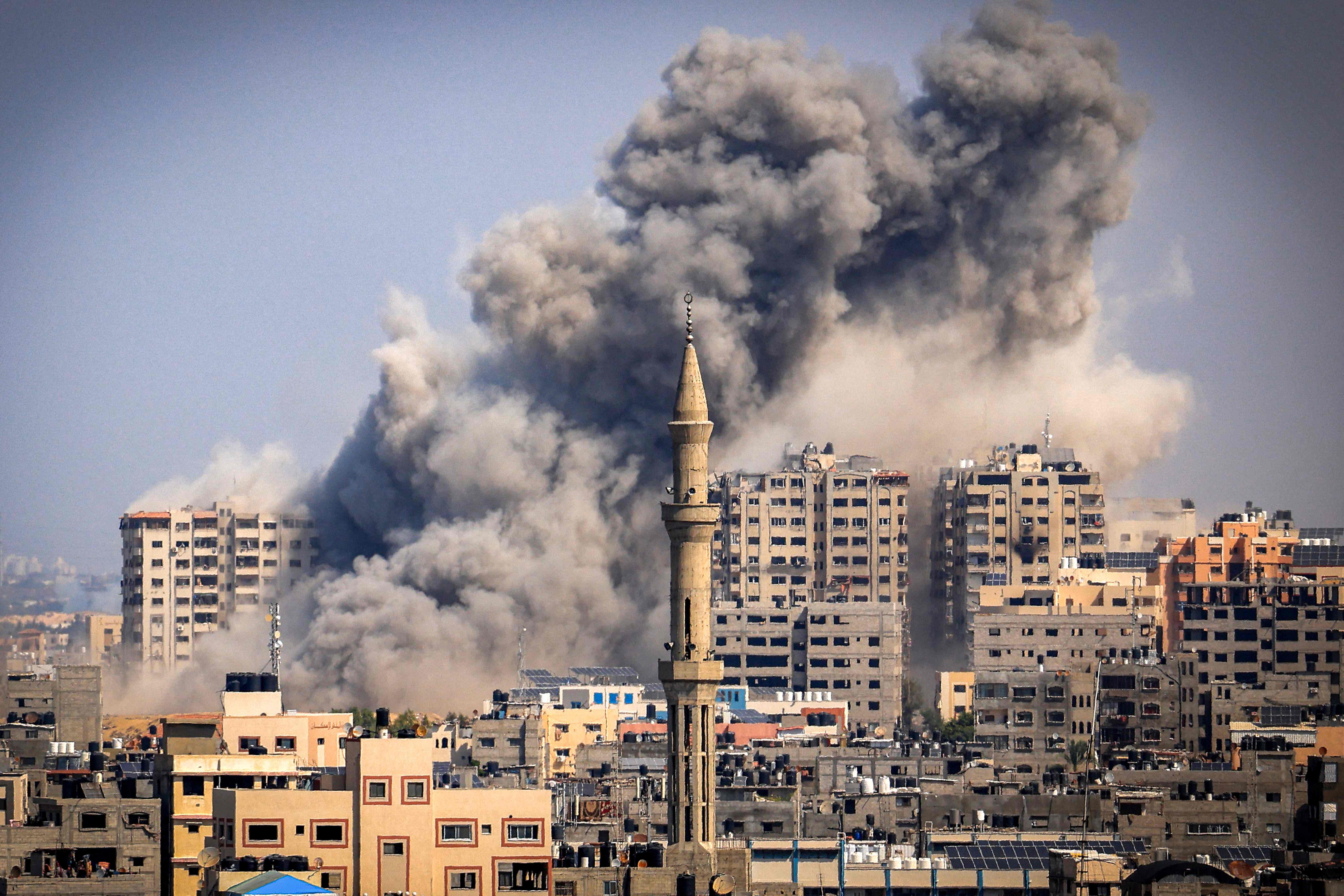 Nach einem israelischen Luftangriff steigt Rauch über Gaza-Stadt auf