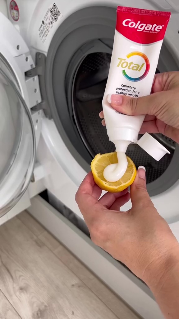 Anna zeigt, wie sie ihre Waschmaschine mit Zahnpasta und Zitrone reinigt