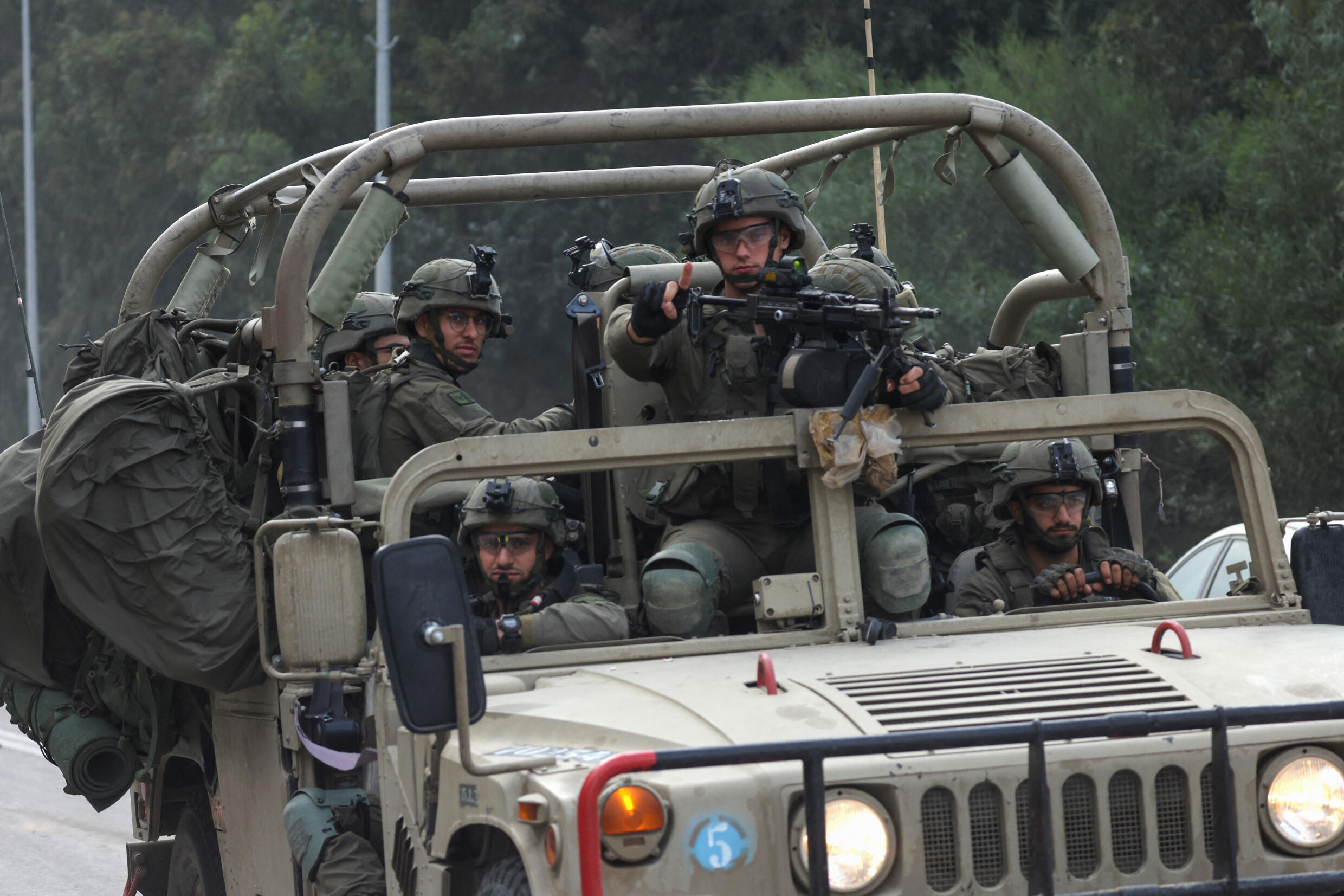 Israelische Soldaten patrouillieren am 10. Oktober 2023 in der Nähe des Grenzzauns zu Gaza.