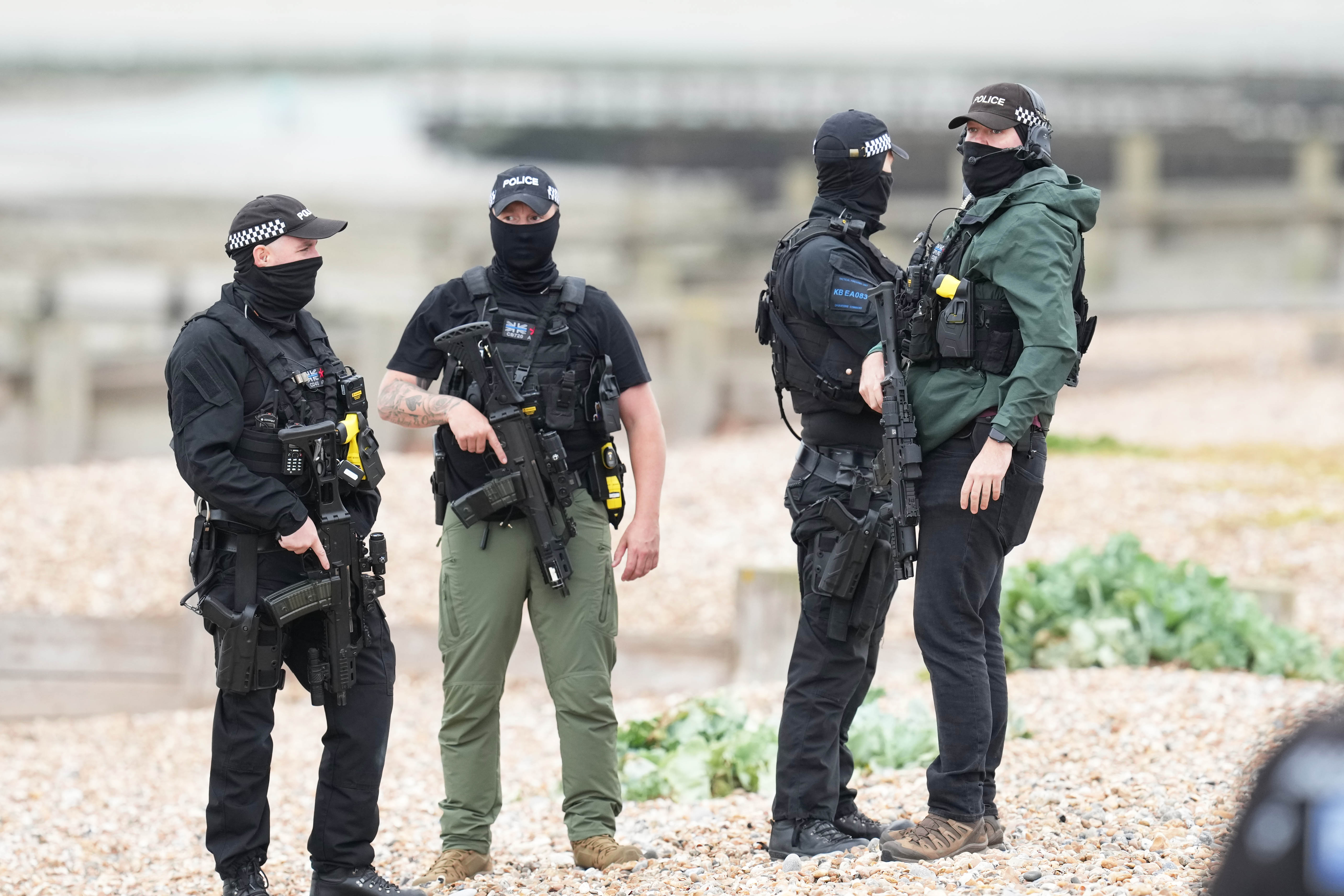 Bewaffnete Polizisten mit Gesichtsbedeckungen riegelten das Gebiet ab, während die Kokainbeute, von der angenommen wurde, dass sie 20 kg wog, geborgen wurde