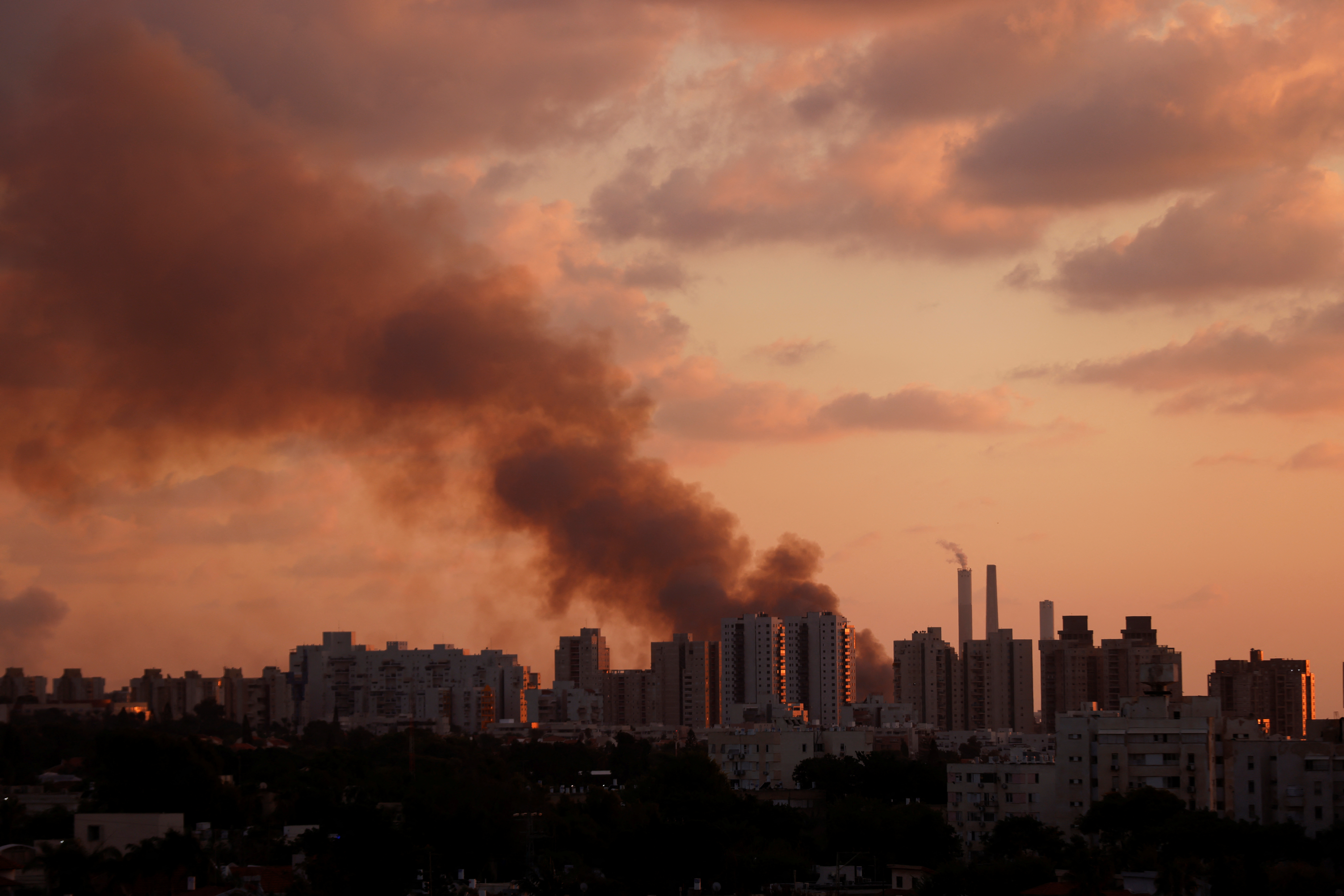Rauch steigt über Aschkelon nahe der israelischen Grenze zum Gazastreifen auf