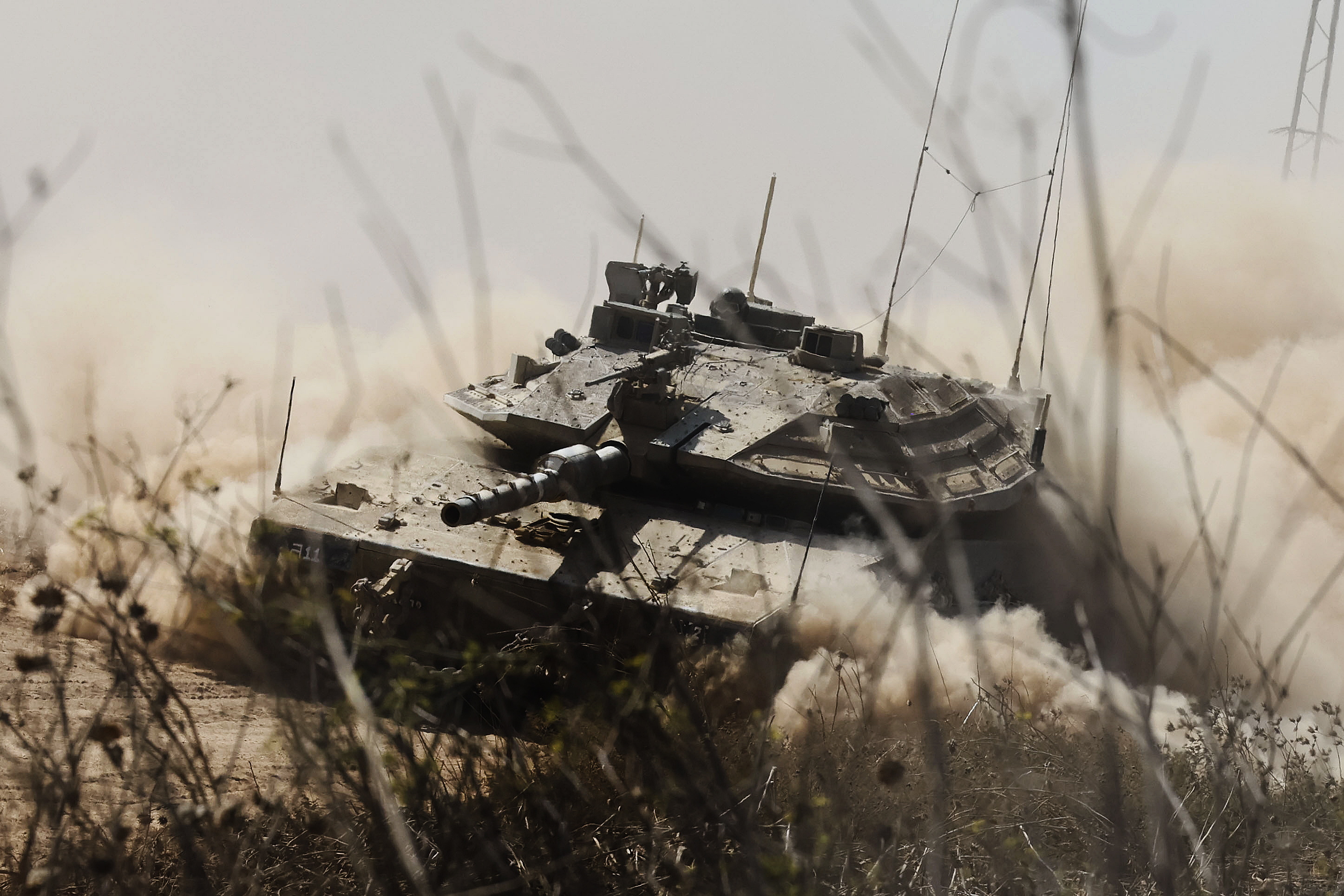 Ein israelischer Kampfpanzer steuert auf die Grenze zu Gaza zu, um sich auf die Invasion vorzubereiten