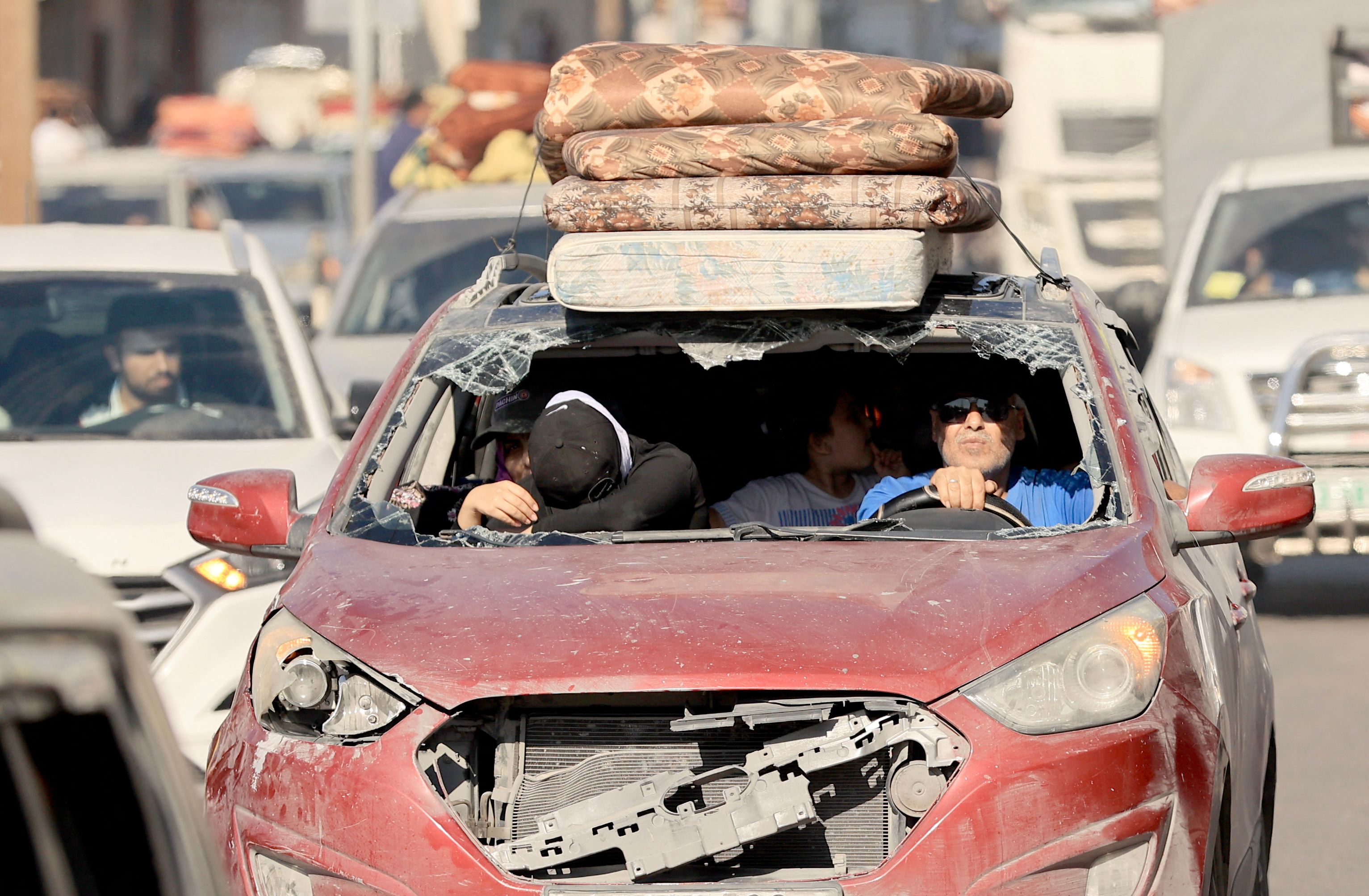 Die Palästinenser beluden ihre Fahrzeuge, bevor sie in sicherere Gebiete im Süden fuhren